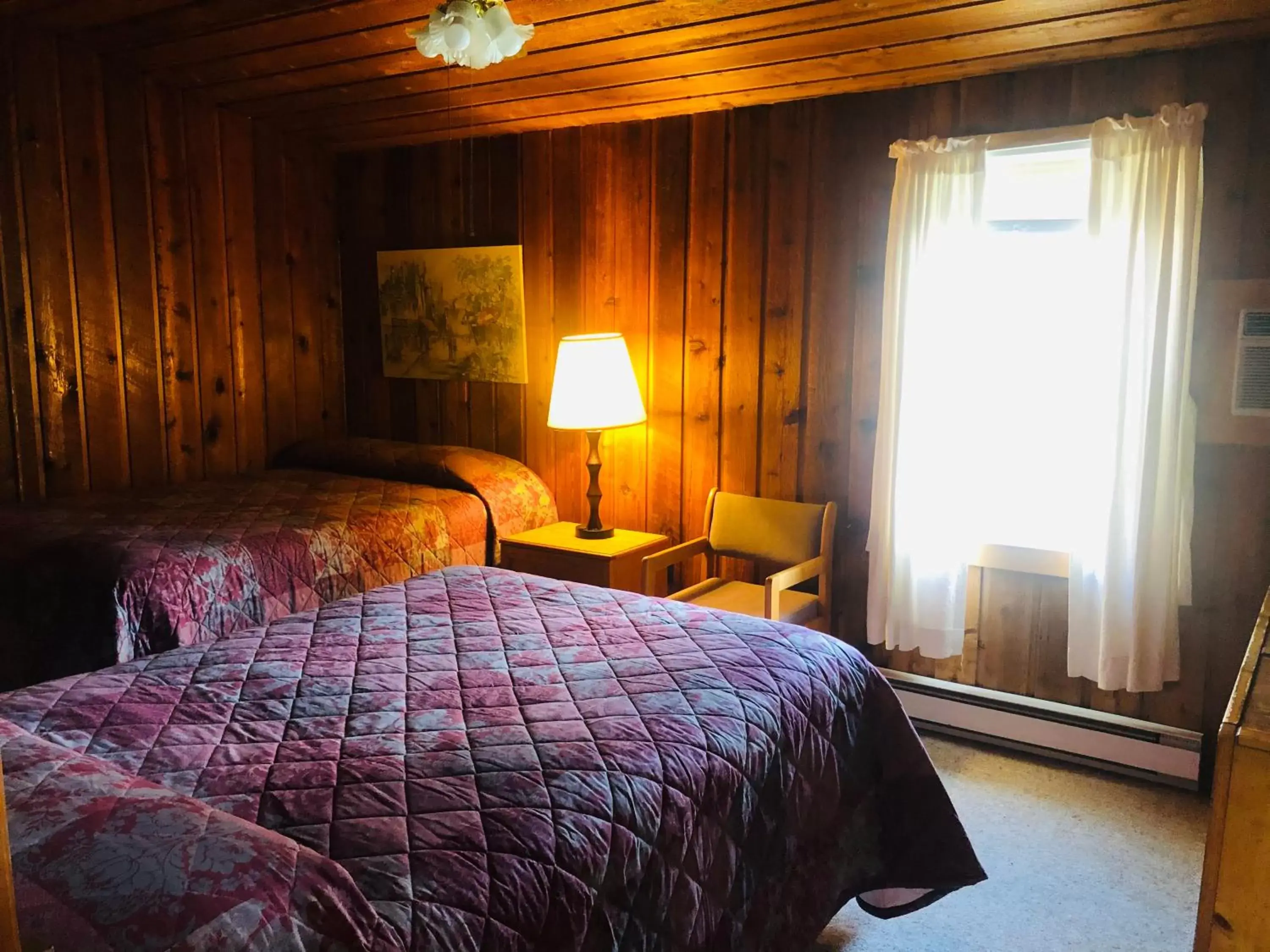 Photo of the whole room, Bed in Gray Ghost Inn