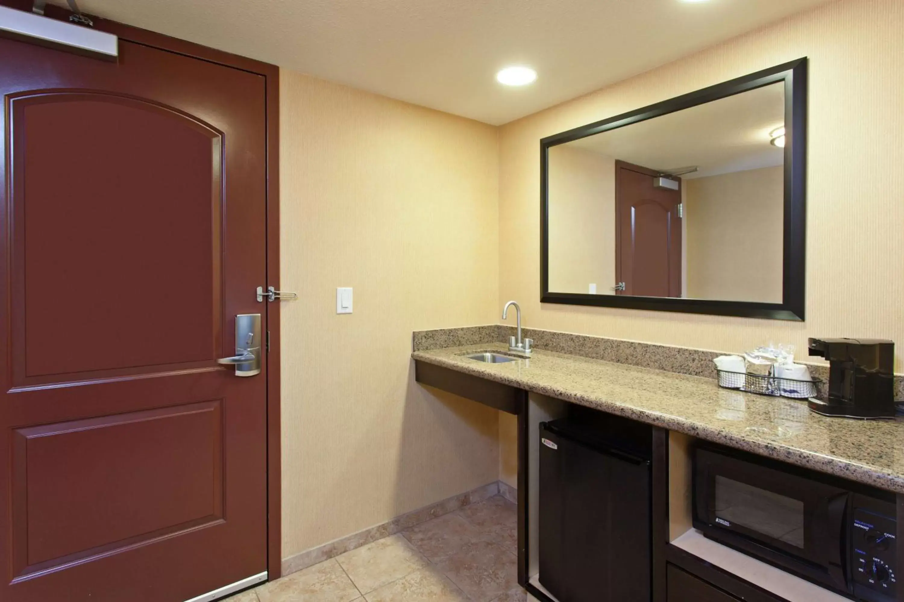 Photo of the whole room, Bathroom in Hampton Inn & Suites Fresno - Northwest