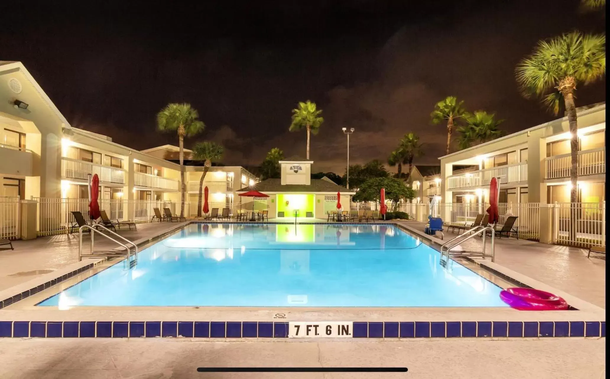 Property building, Swimming Pool in Hotel Room Near Disney 4 People