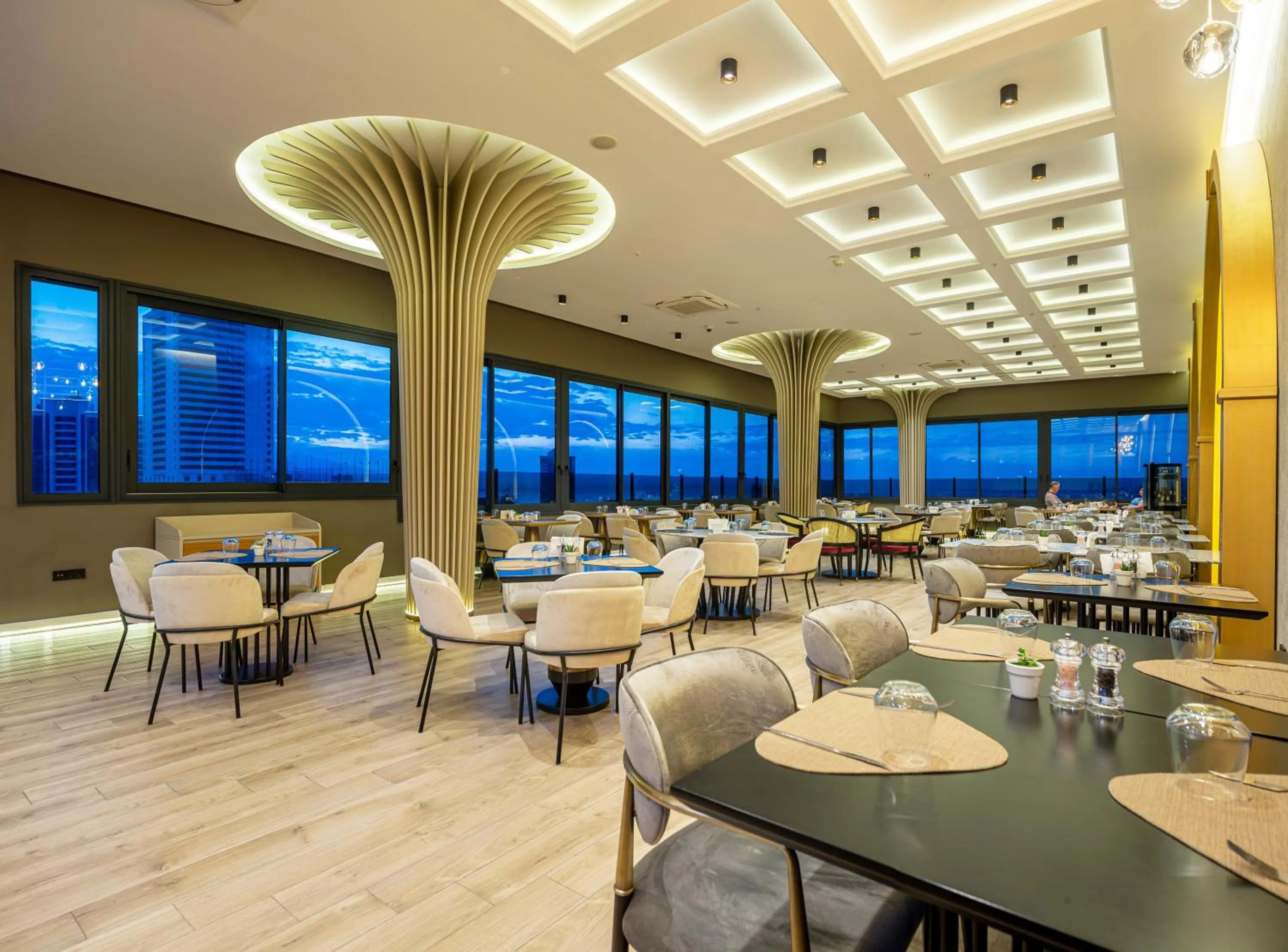 Restaurant/places to eat in DoubleTree by Hilton Izmir - Alsancak