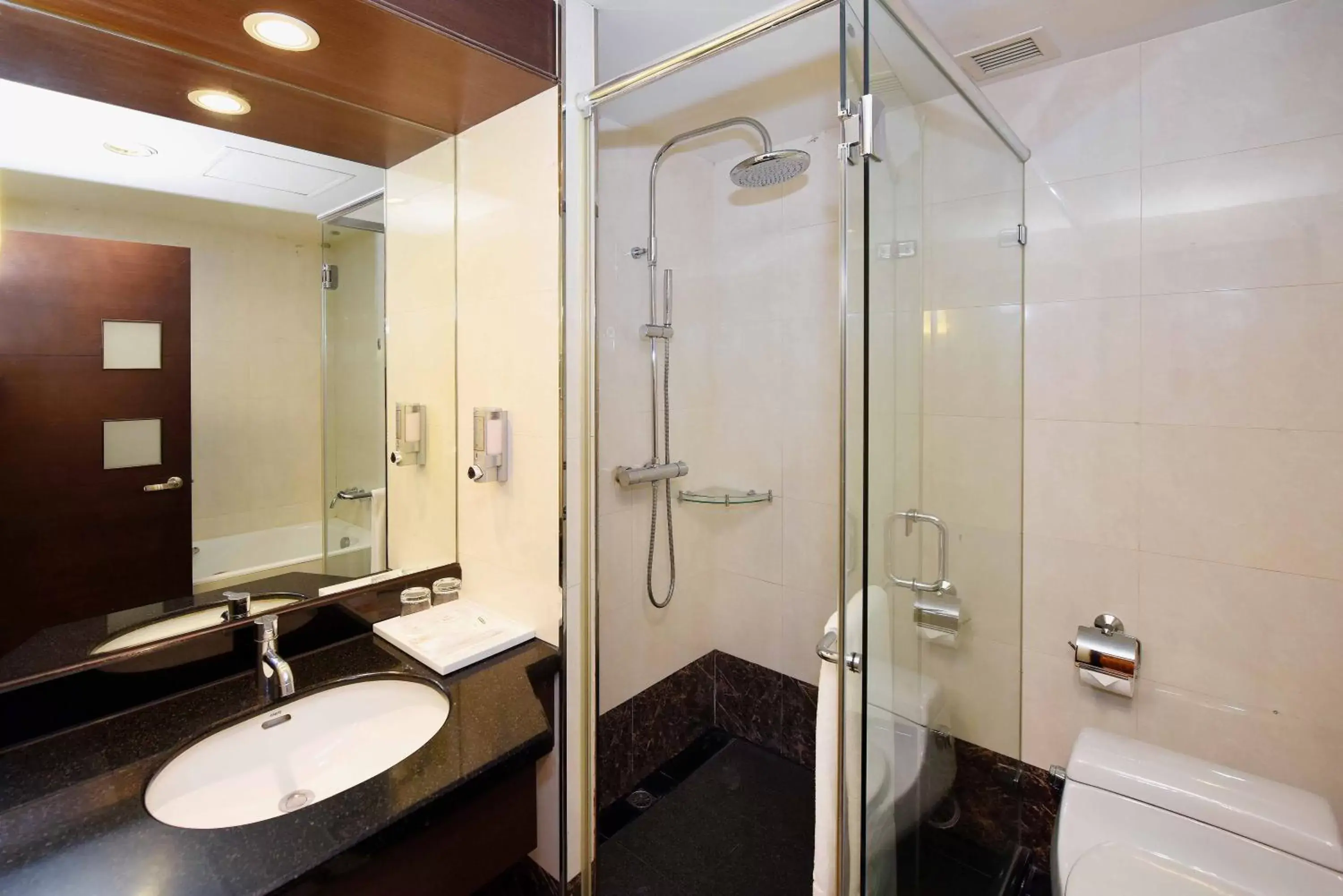 Shower, Bathroom in Fullon Hotel Taoyuan