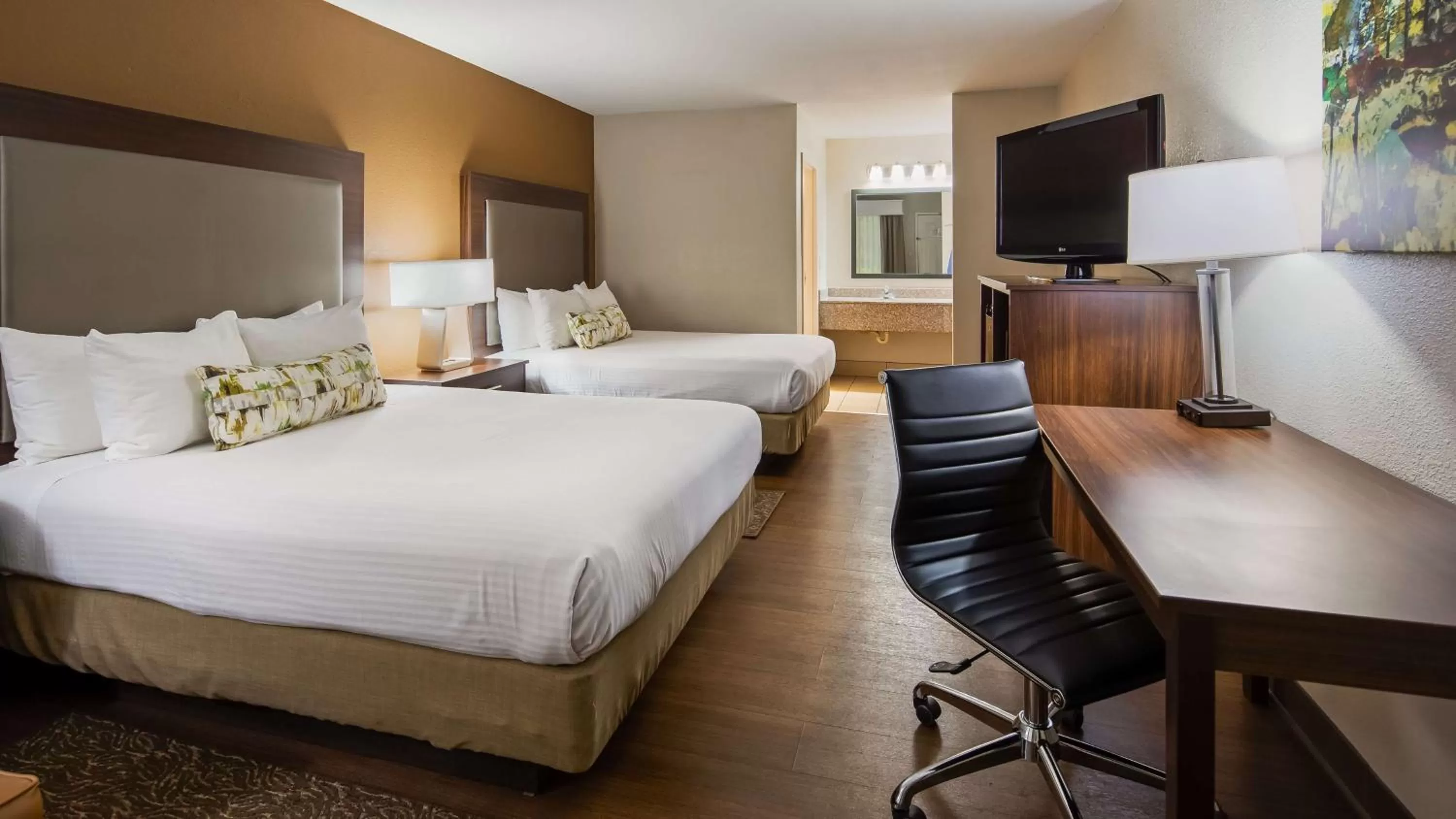 Photo of the whole room, Bed in Best Western Shenandoah Inn