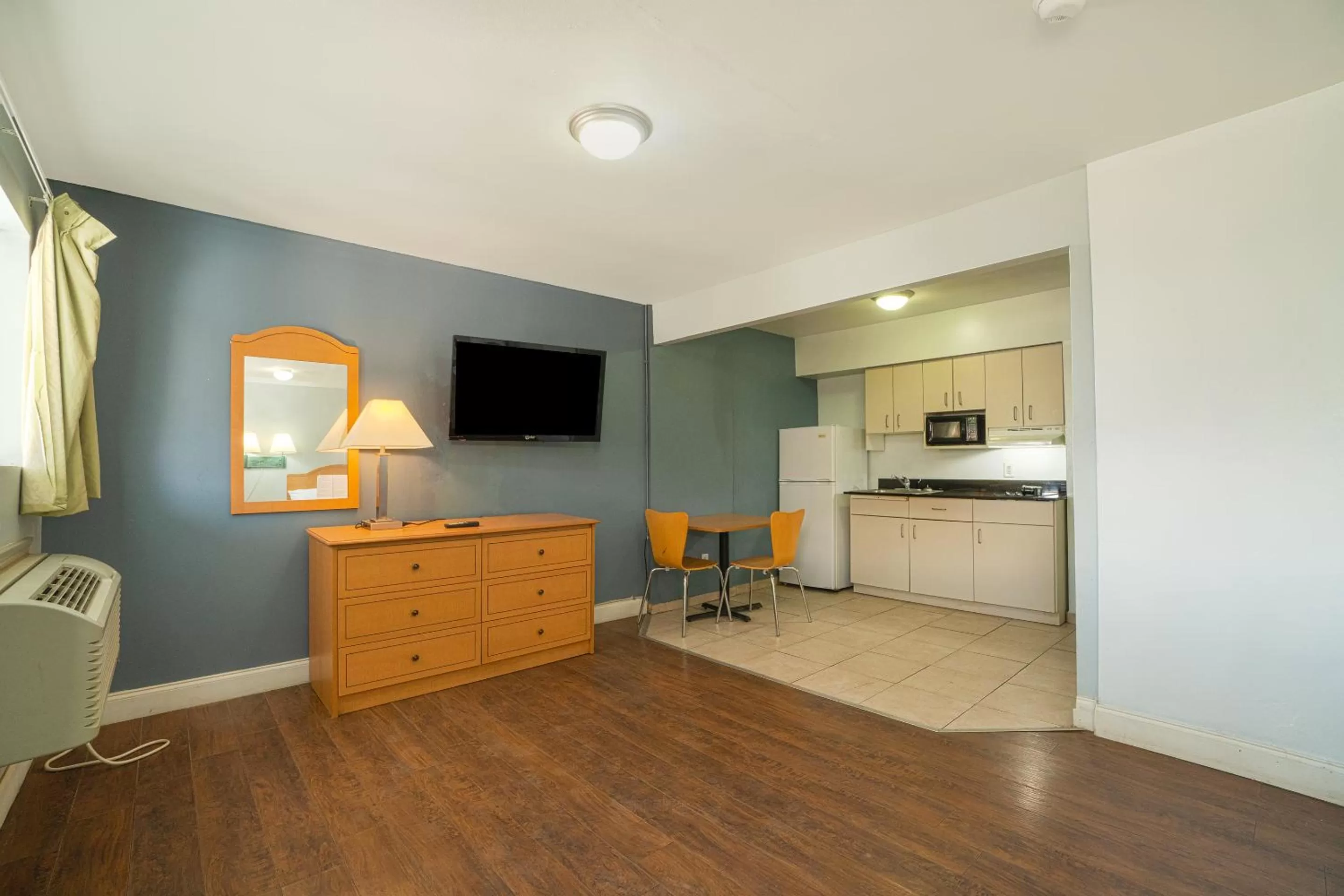 2 Full Bed with kitchenette Non-Smoking in OYO Hotel Midland