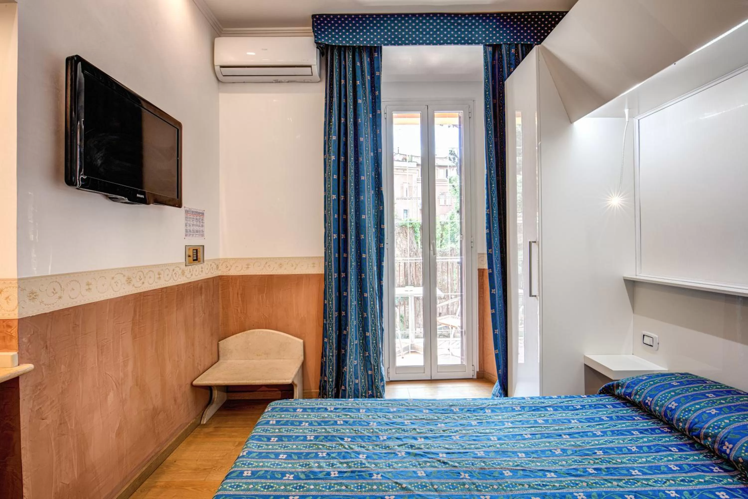 TV and multimedia, Bed in Hotel Verona Rome