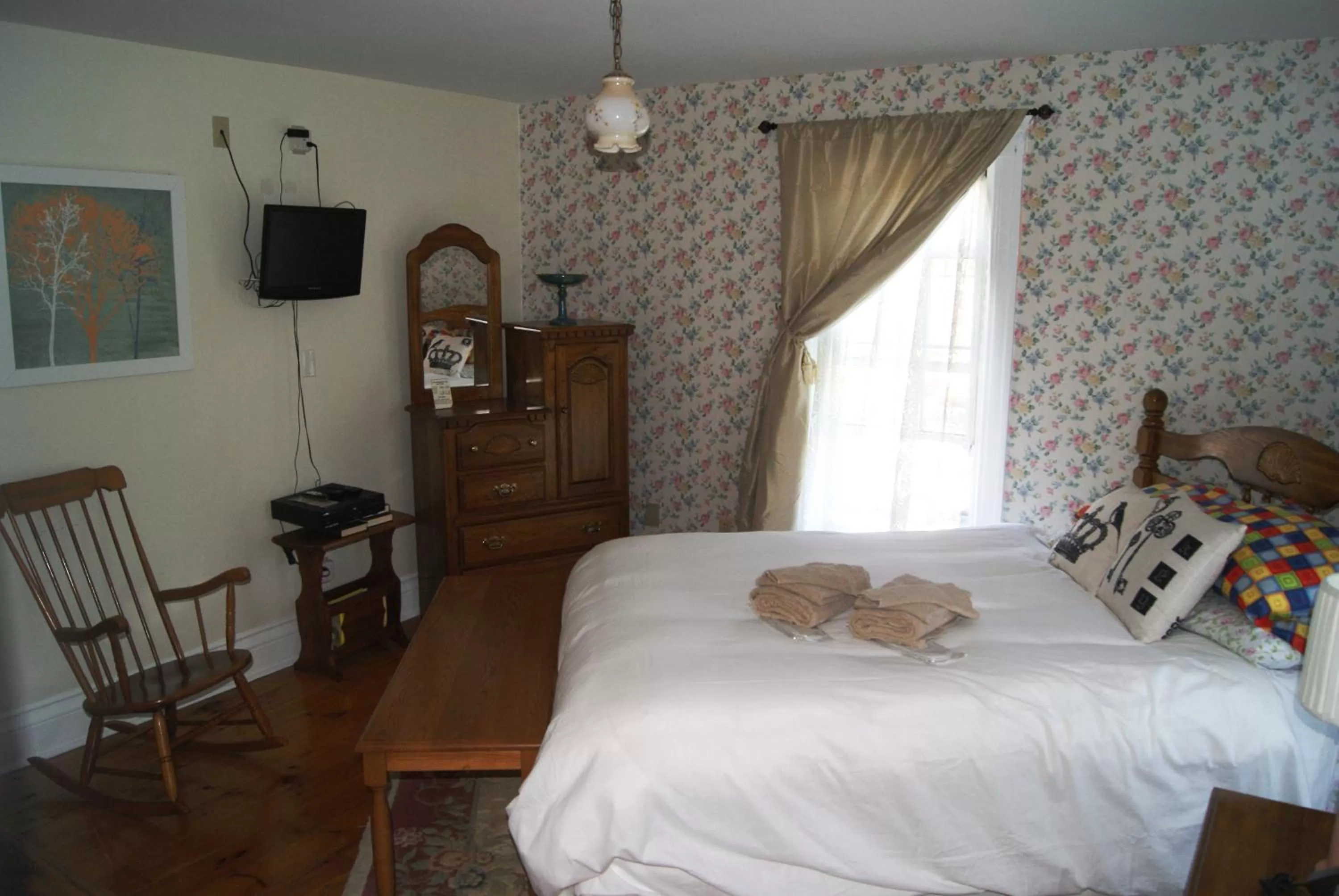 Bed in Ye Olde Walkerville Bed & Breakfast