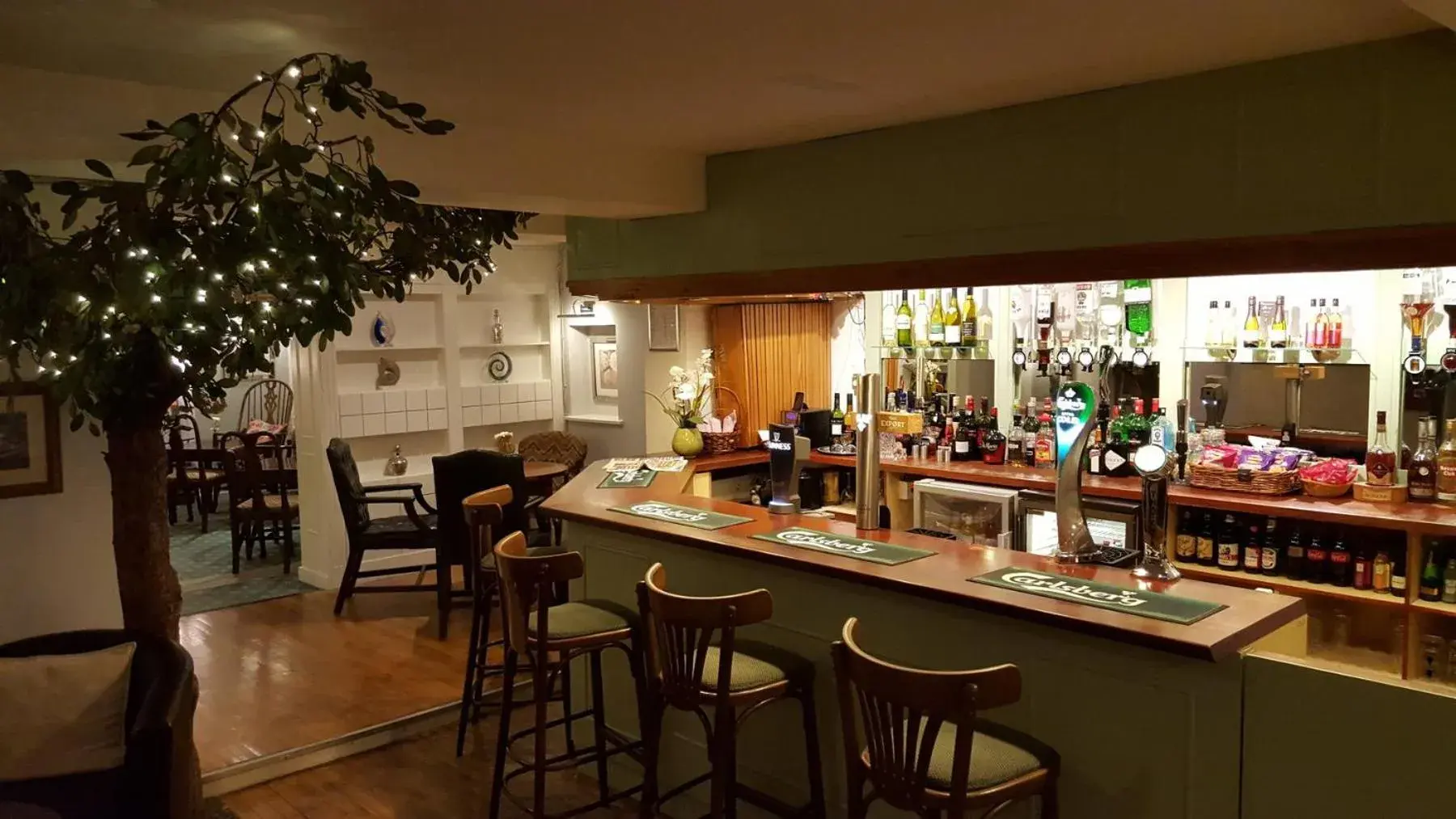 Lounge or bar, Restaurant/Places to Eat in Apple Tree Hotel