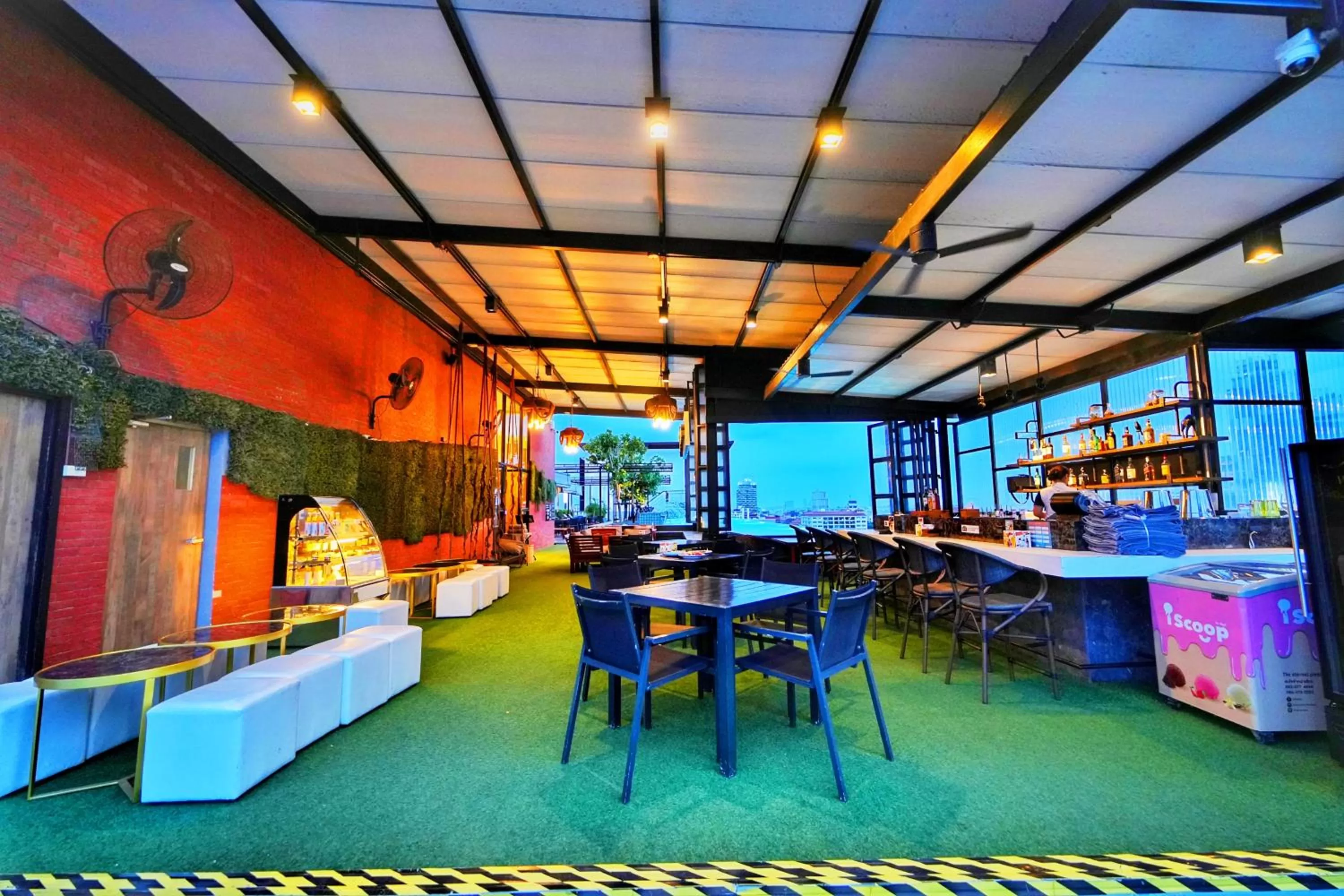 Lounge or bar in SureStay Plus by Best Western T Pattaya