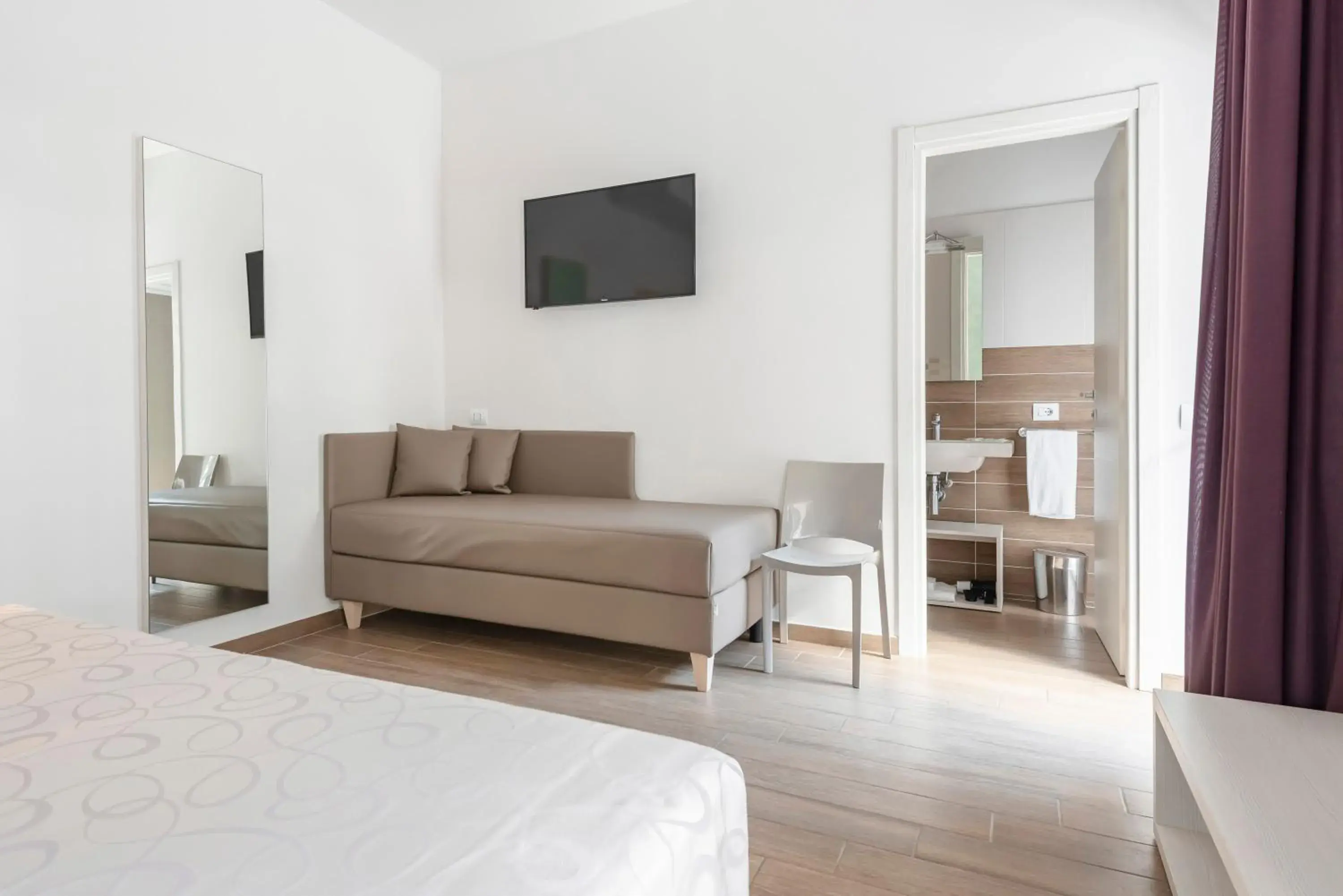 Bedroom, Seating Area in Hotel La Pineta