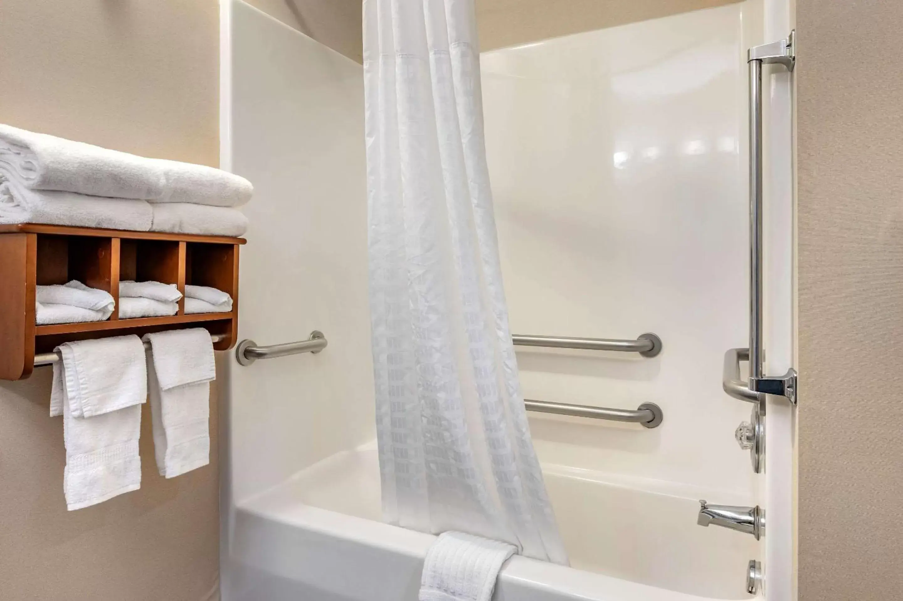 Bathroom in Comfort Suites Columbus West - Hilliard