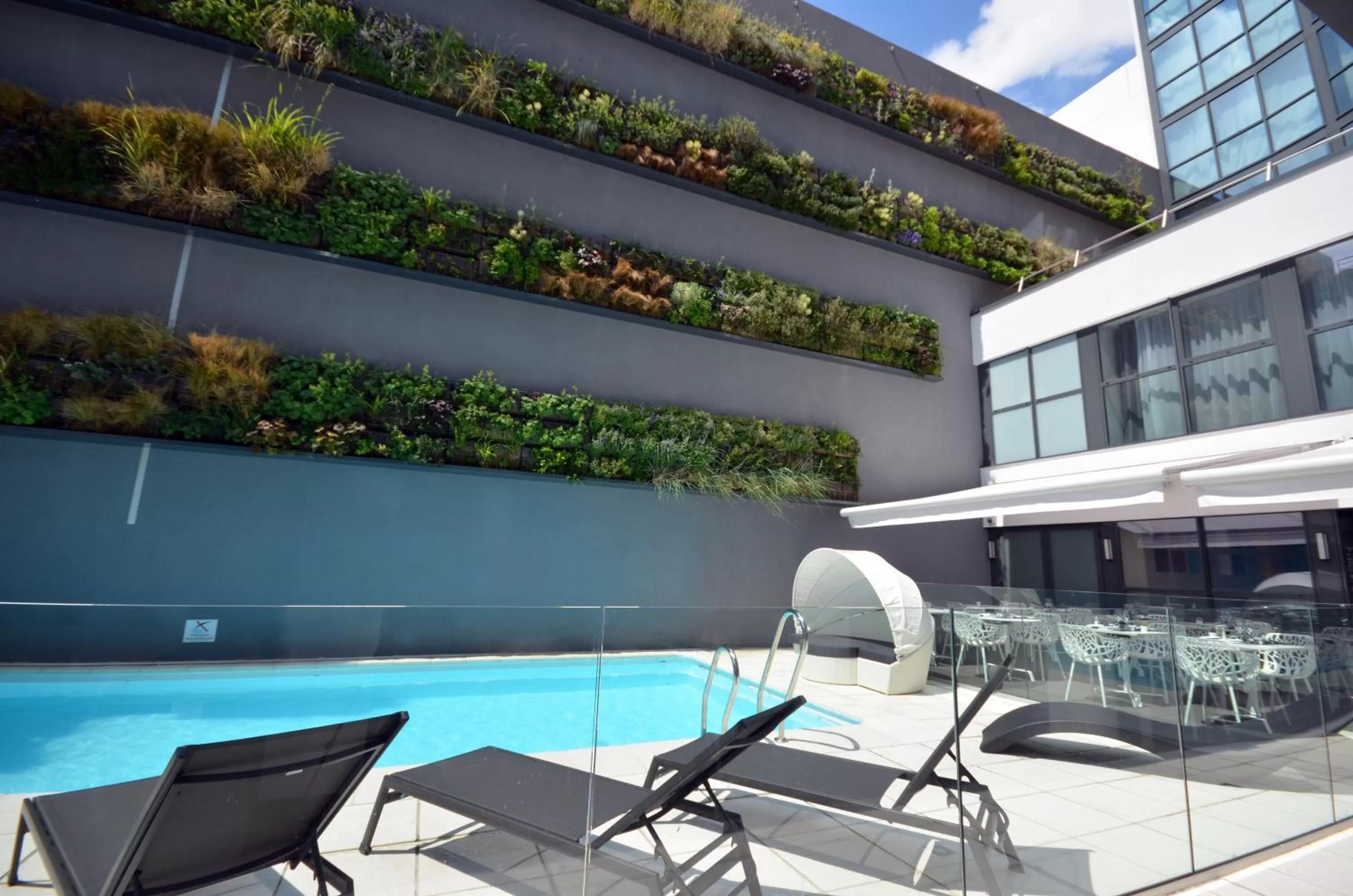 Swimming pool in Holiday Inn Dijon Toison D'or by IHG