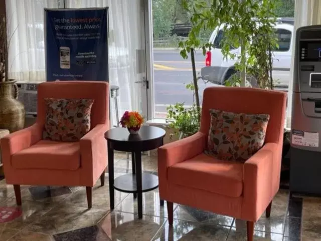 Seating Area in Rodeway Inn Flagstaff-Downtown