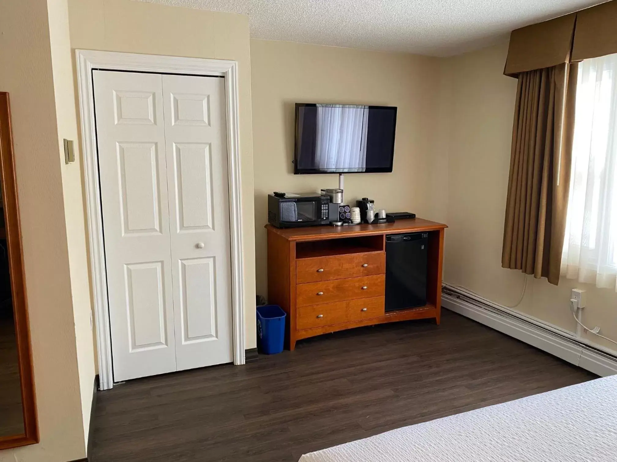 TV and multimedia, TV/Entertainment Center in Best Western Glengarry