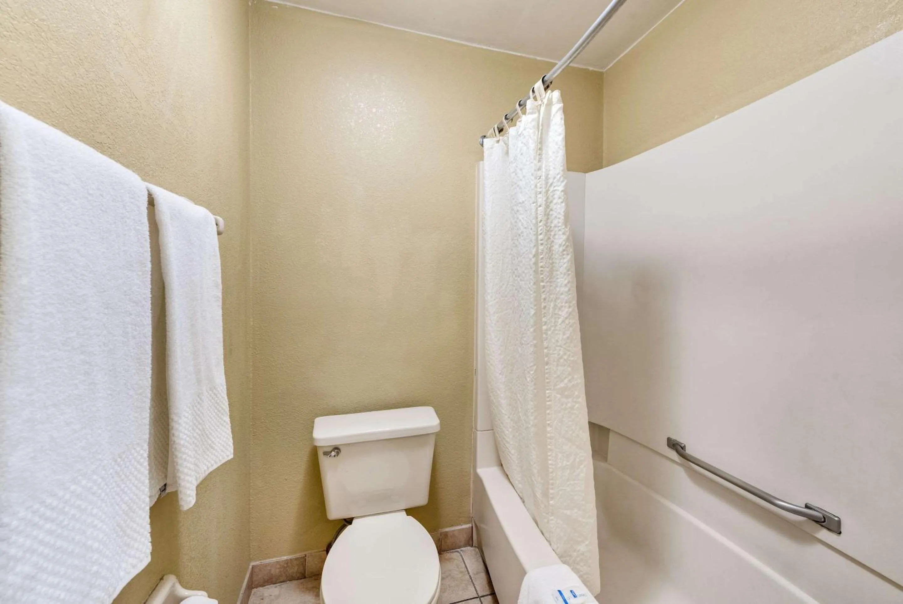 Bathroom in Rodeway Inn Columbus West