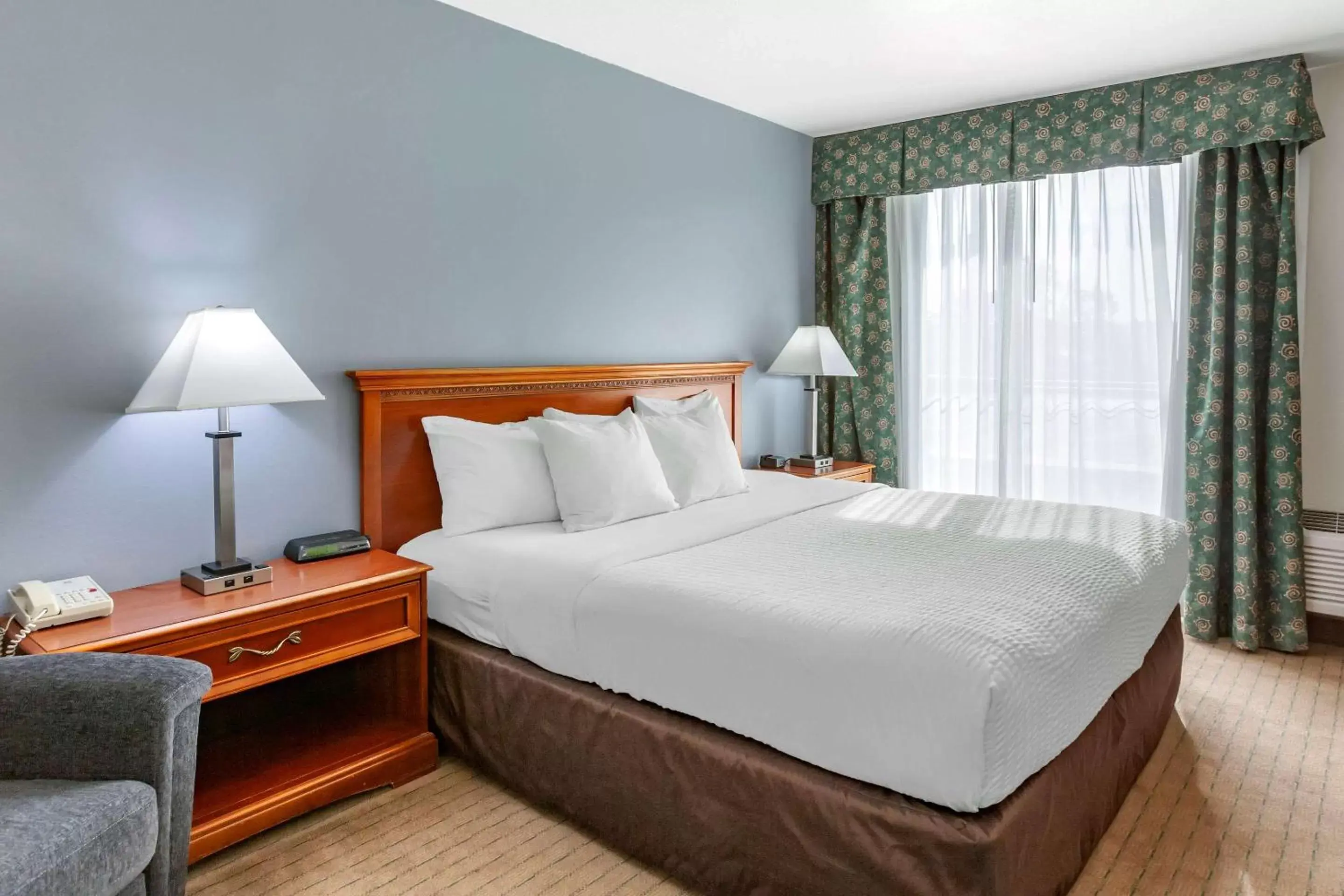 Photo of the whole room, Bed in Clarion Inn Ontario