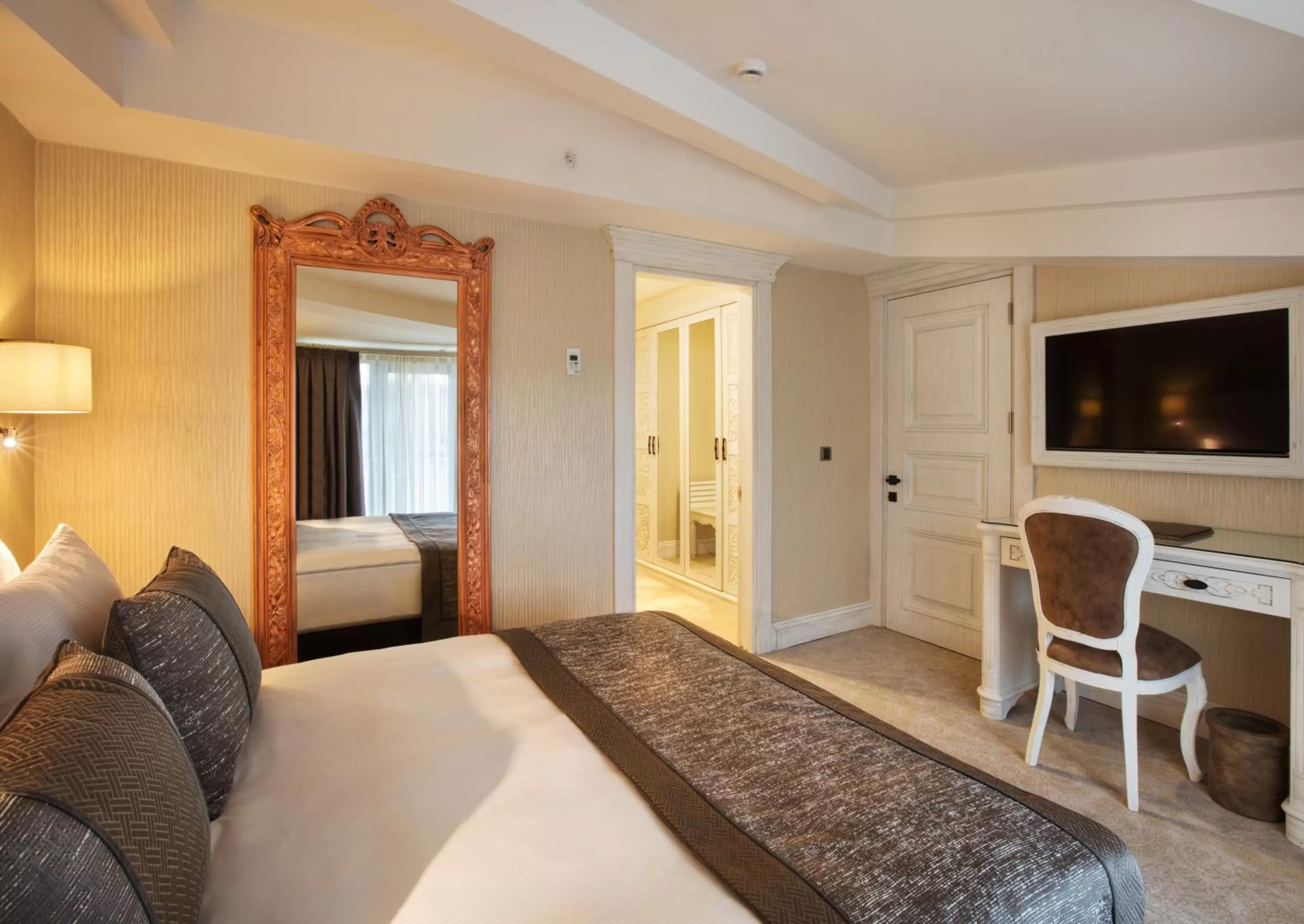 Suite with Balcony in Ottoman's Life Hotel Deluxe