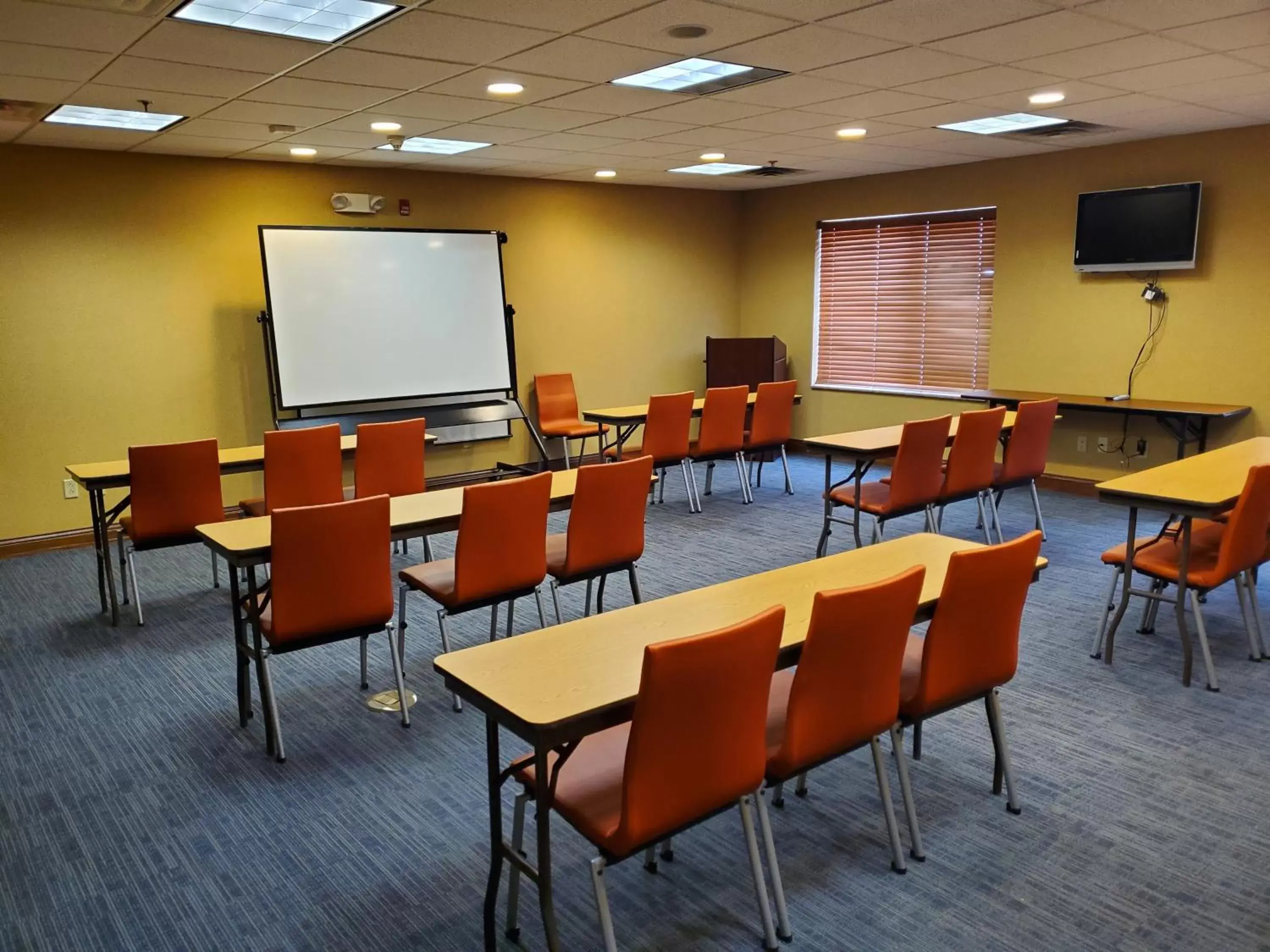 Meeting/conference room in Holiday Inn Express Hotel & Suites Mattoon, an IHG Hotel