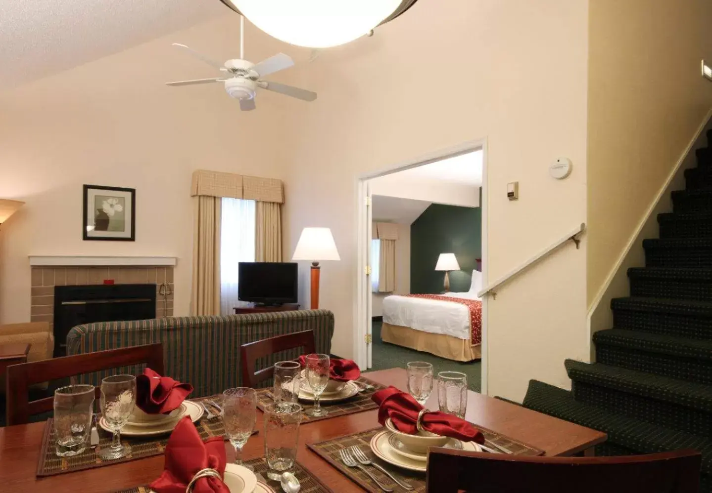 Photo of the whole room, Dining Area in Hawthorn Suites by Wyndham Tinton Falls