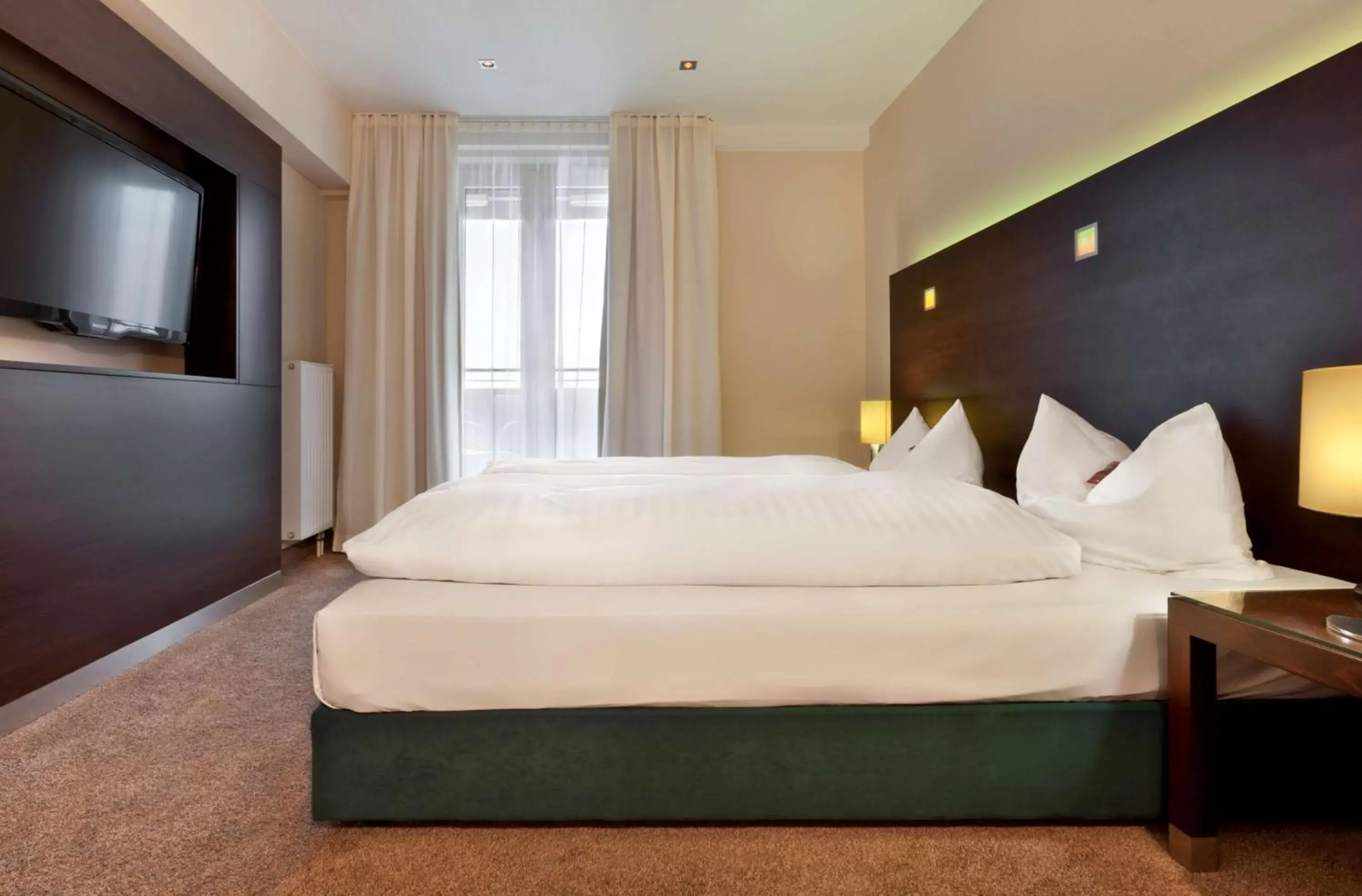 Photo of the whole room, Bed in Flemings Hotel München-City