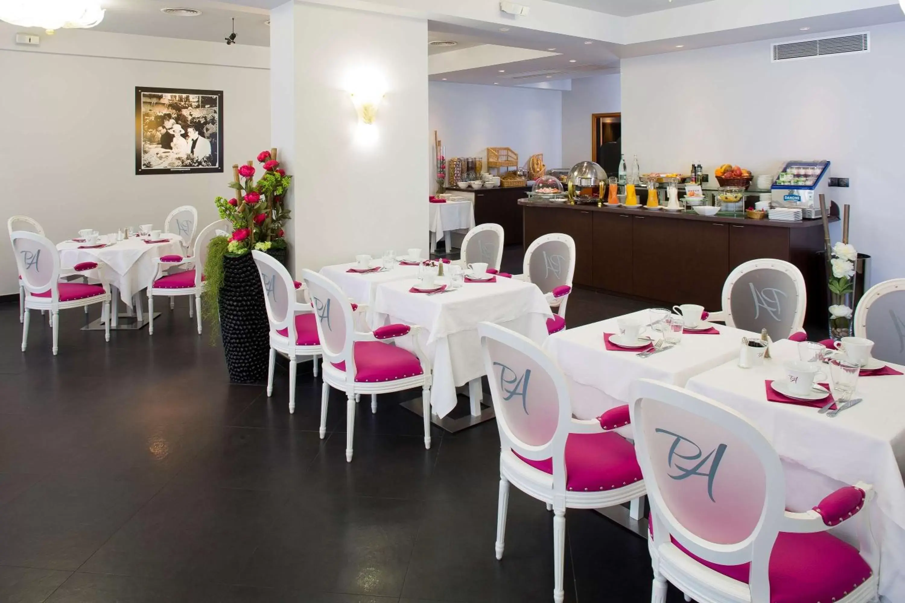 Restaurant/Places to Eat in Best Western Premier Le Patio des Artistes Wellness Jacuzzi