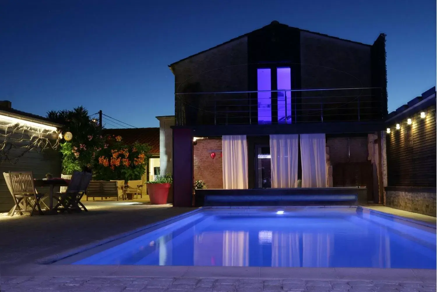Swimming pool, Property Building in Chambres d'hôtes Home Sweet Home