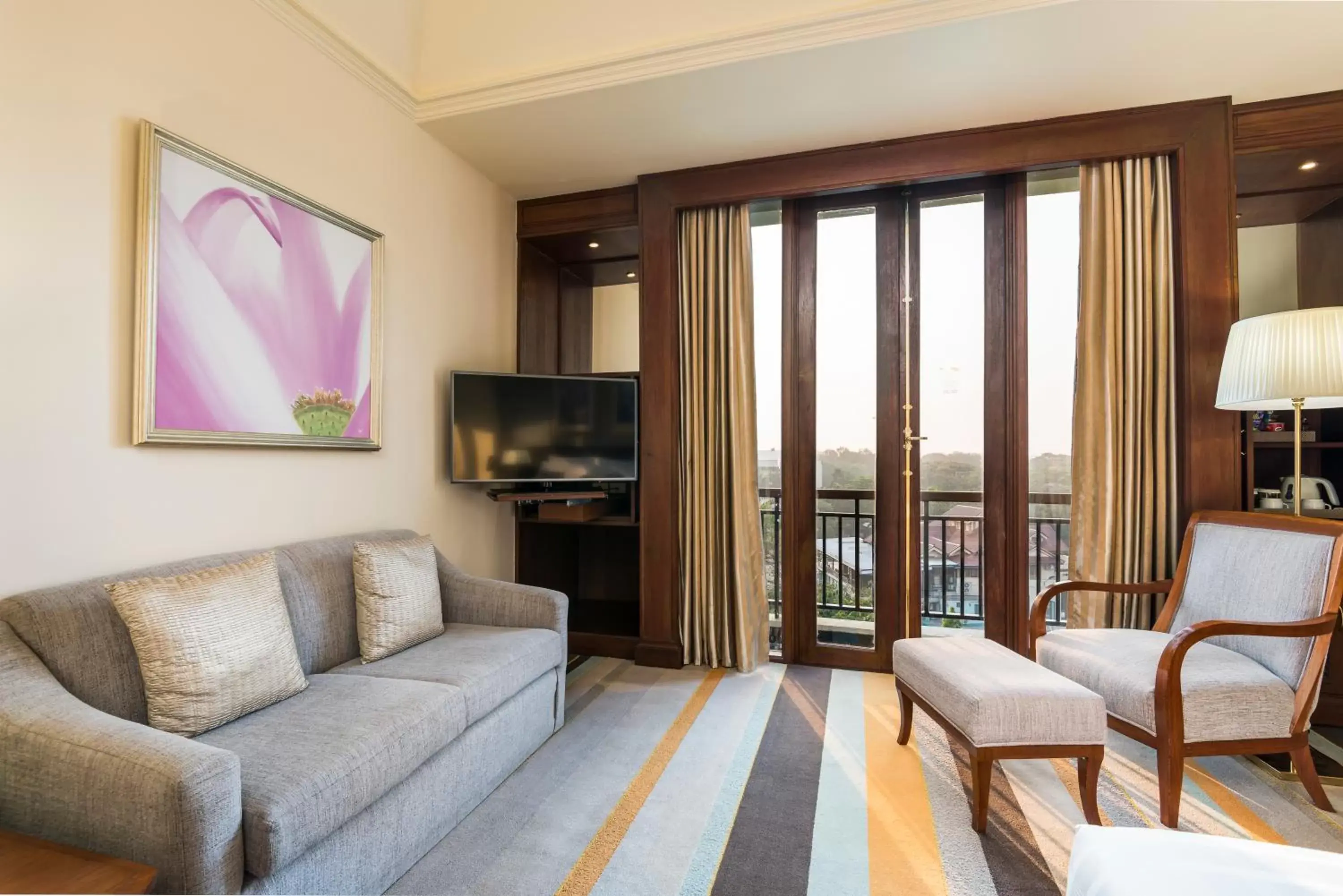 Living room, Seating Area in Chatrium Hotel Royal Lake Yangon