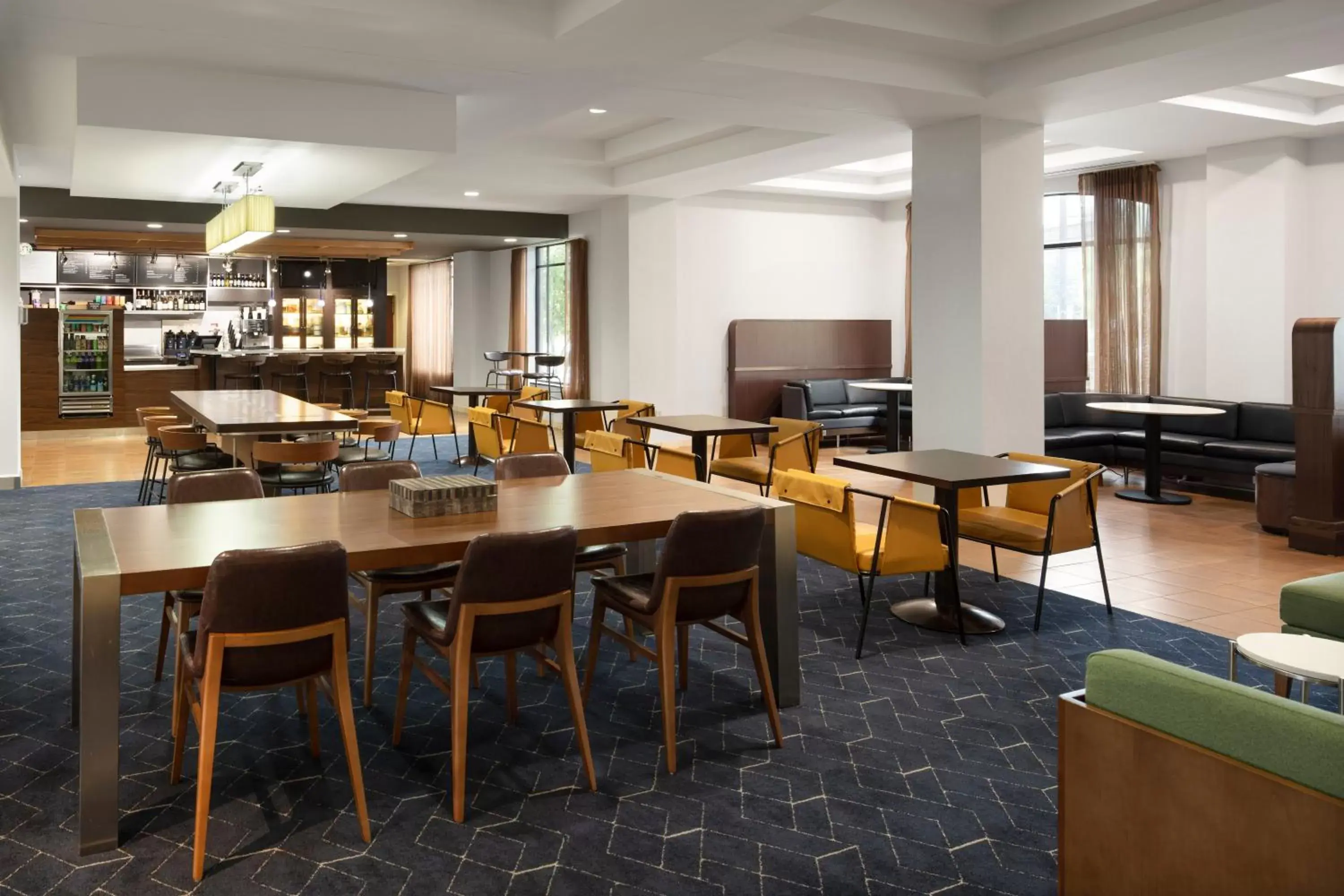 Lounge or bar, Restaurant/Places to Eat in Courtyard Louisville Airport