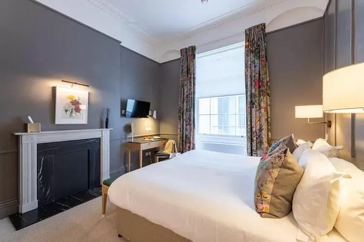 Bedroom in The Goodenough Hotel London