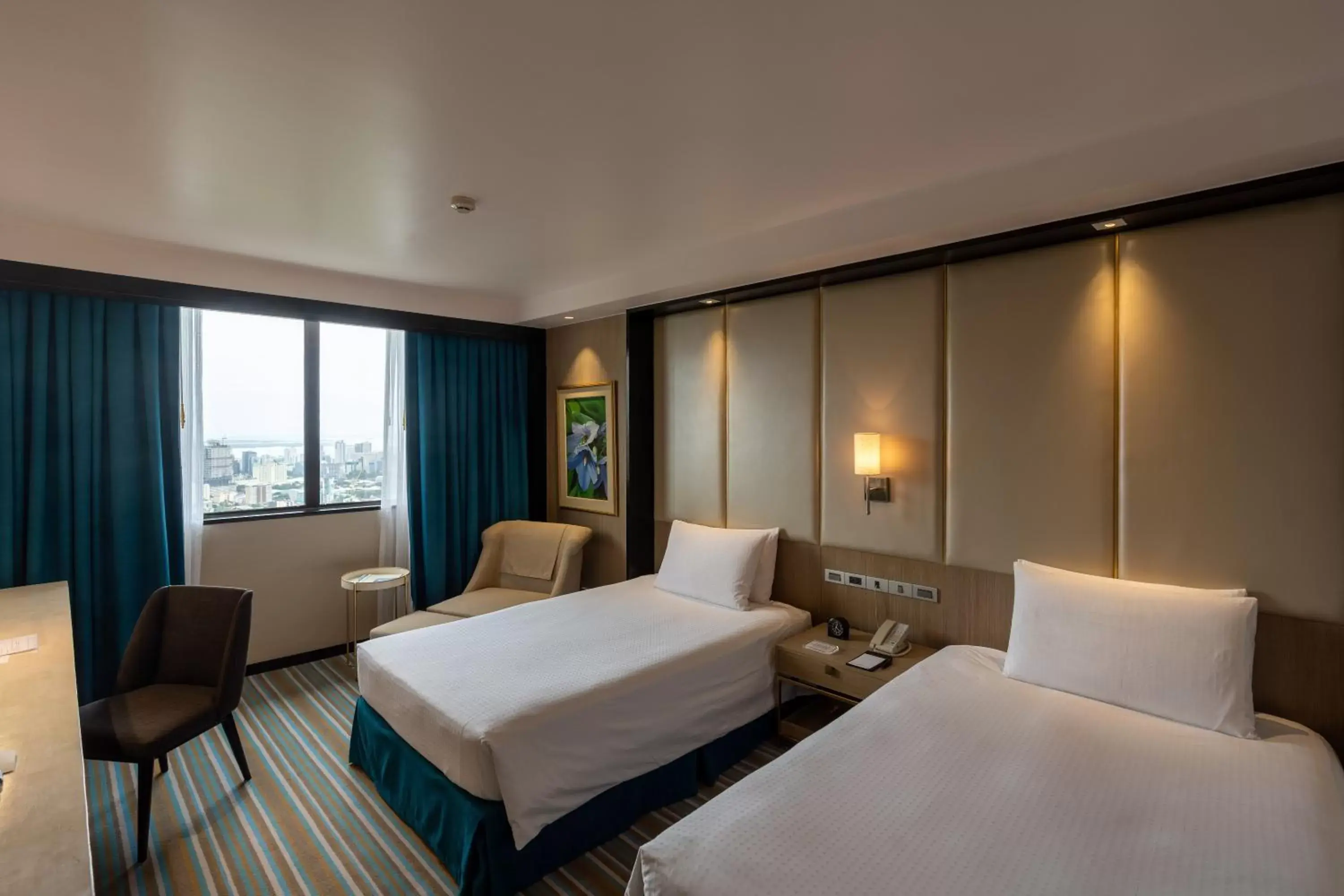 City view, Bed in Marco Polo Plaza Cebu