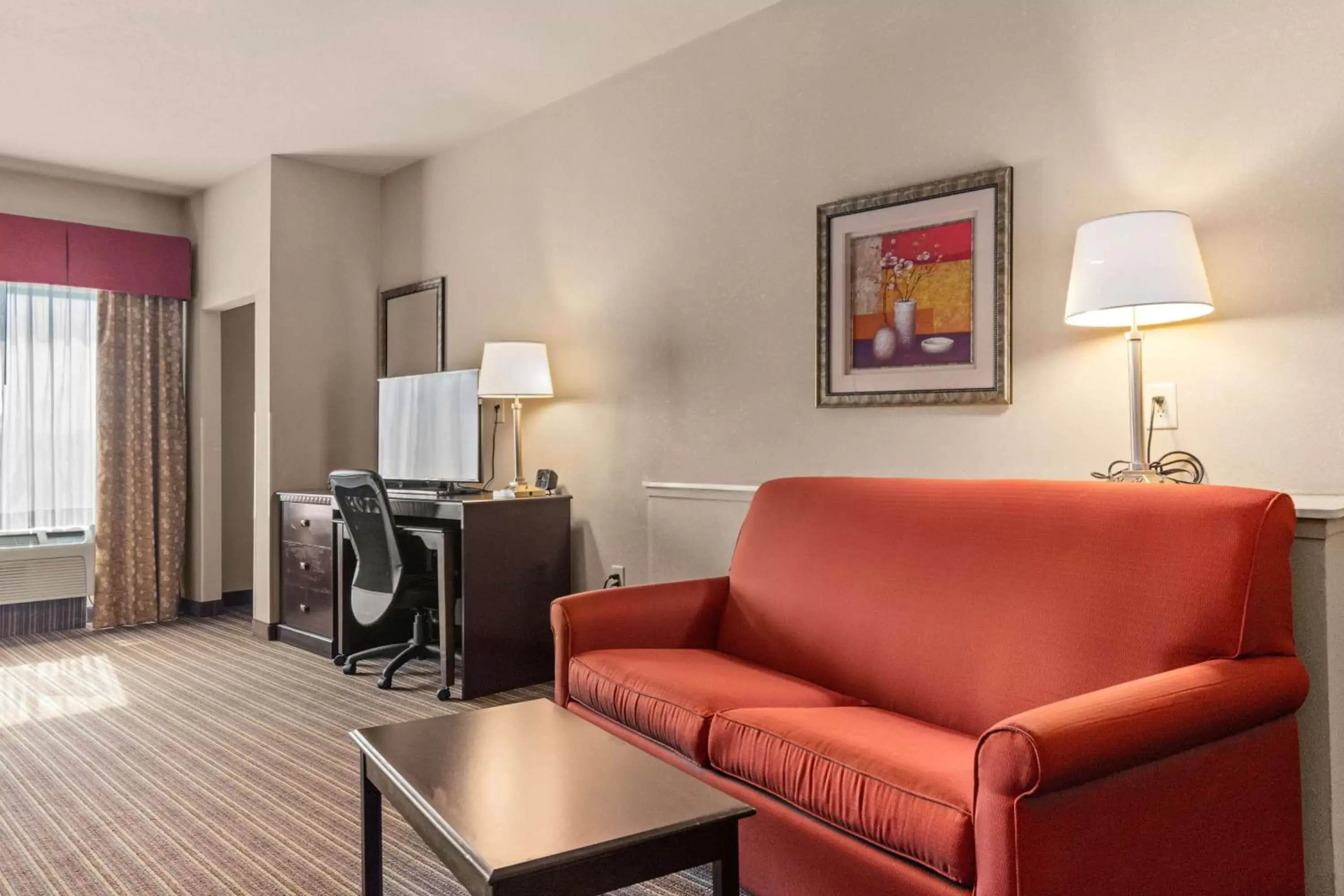 Photo of the whole room in SureStay Plus Hotel By Best Western Portland Route 52 West