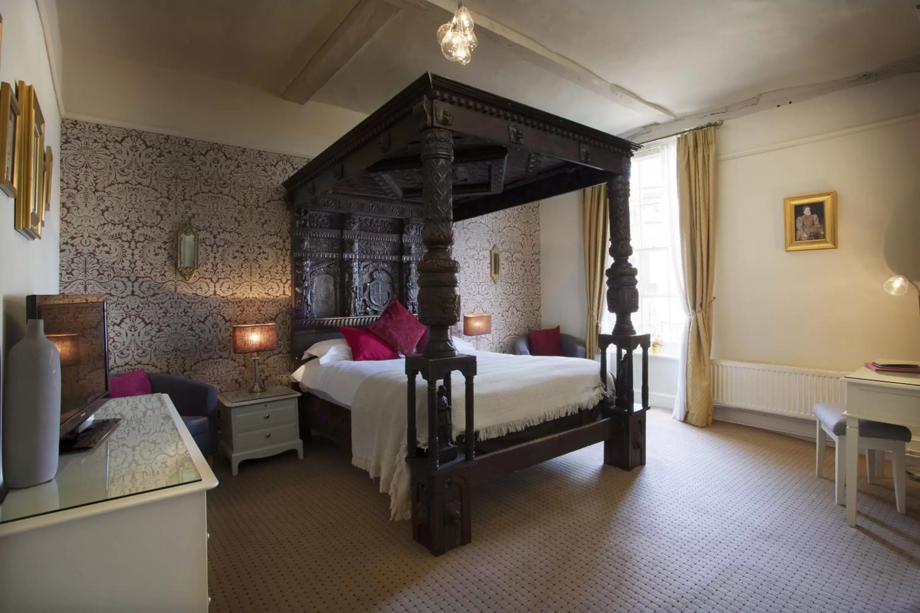 Photo of the whole room, Bed in The George Hotel & Brasserie, Cranbrook
