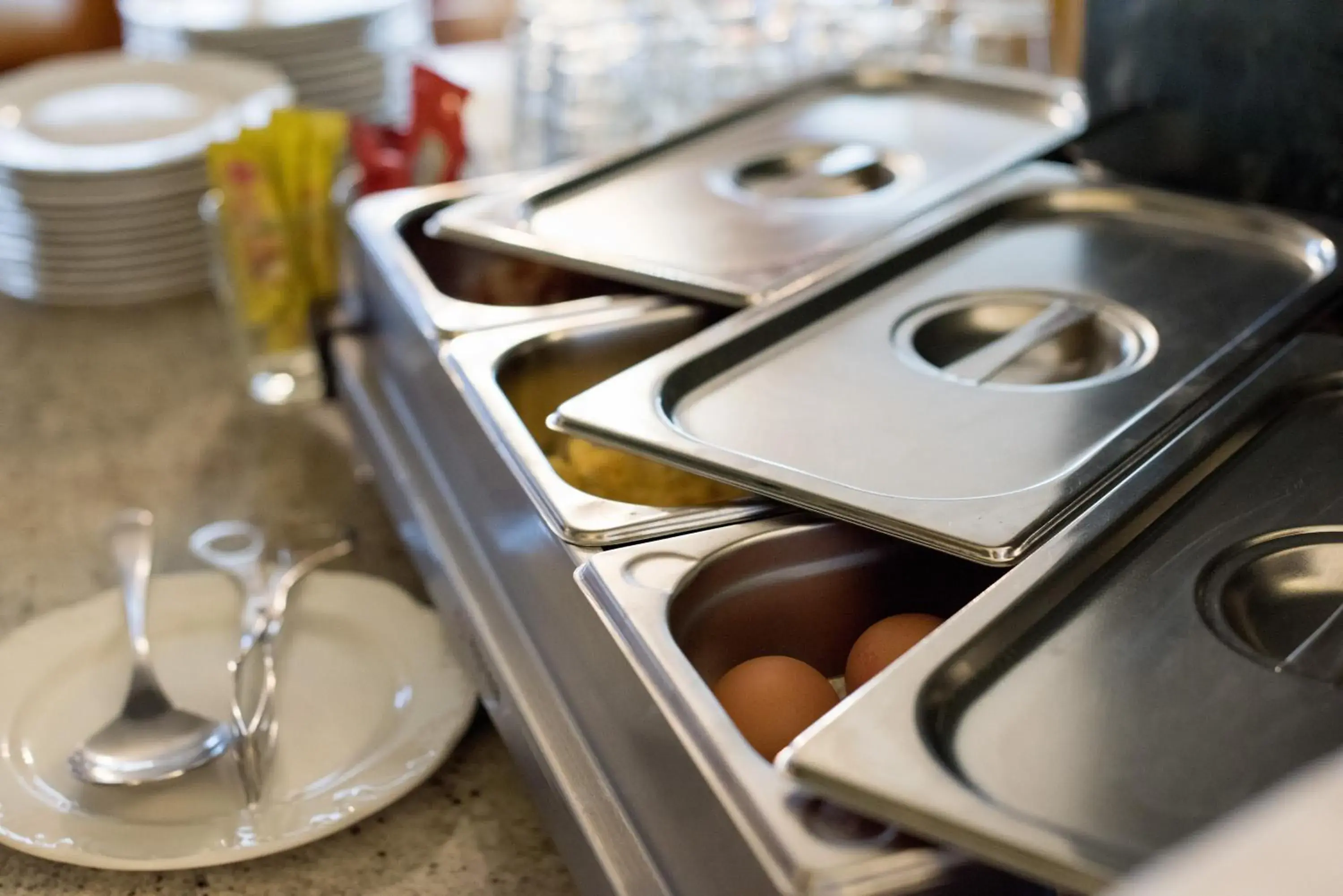 Buffet breakfast, Kitchen/Kitchenette in Hotel Windsor