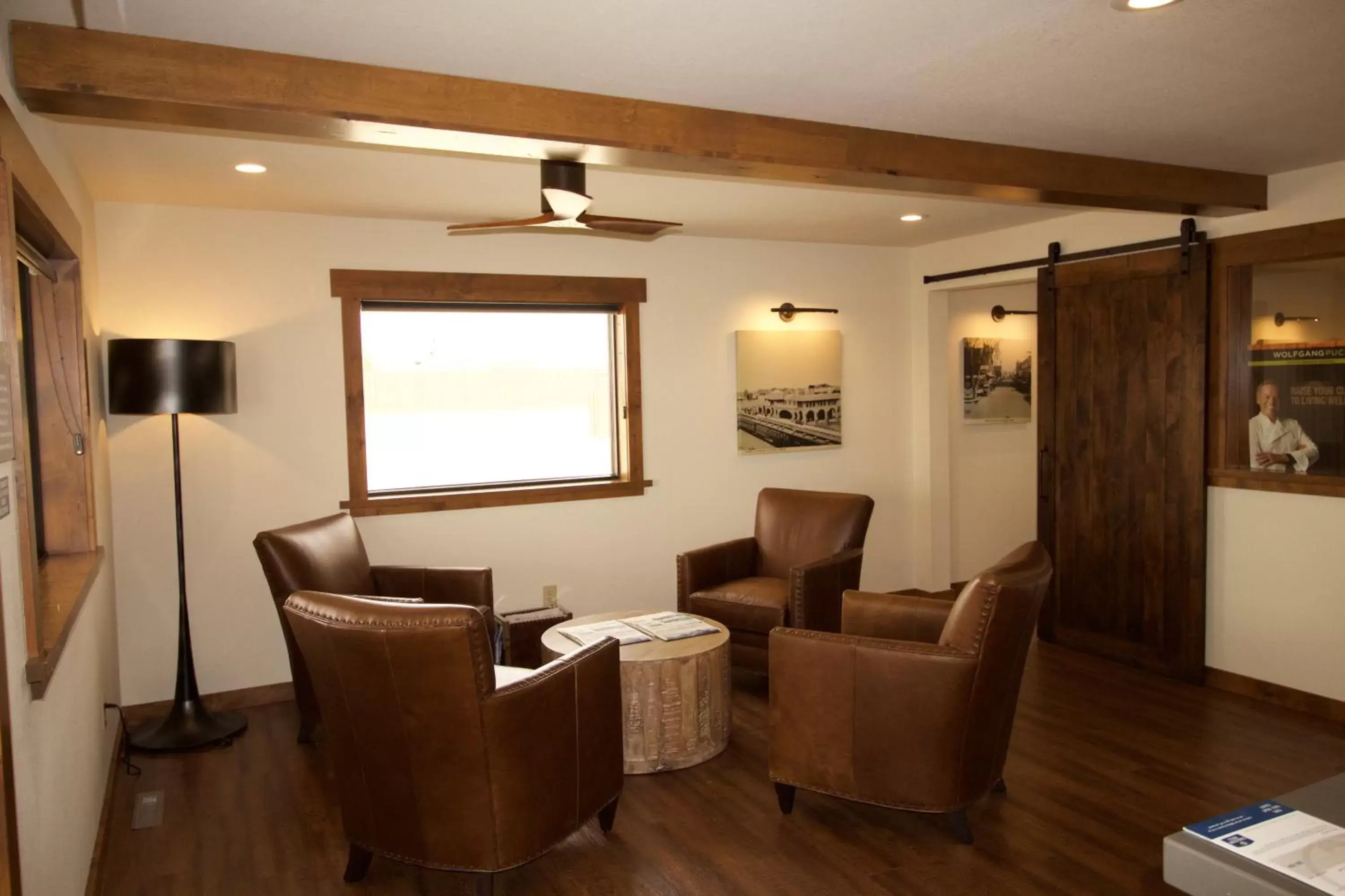 Communal lounge/ TV room, Seating Area in Boarders Inn & Suites by Cobblestone Hotels - Syracuse