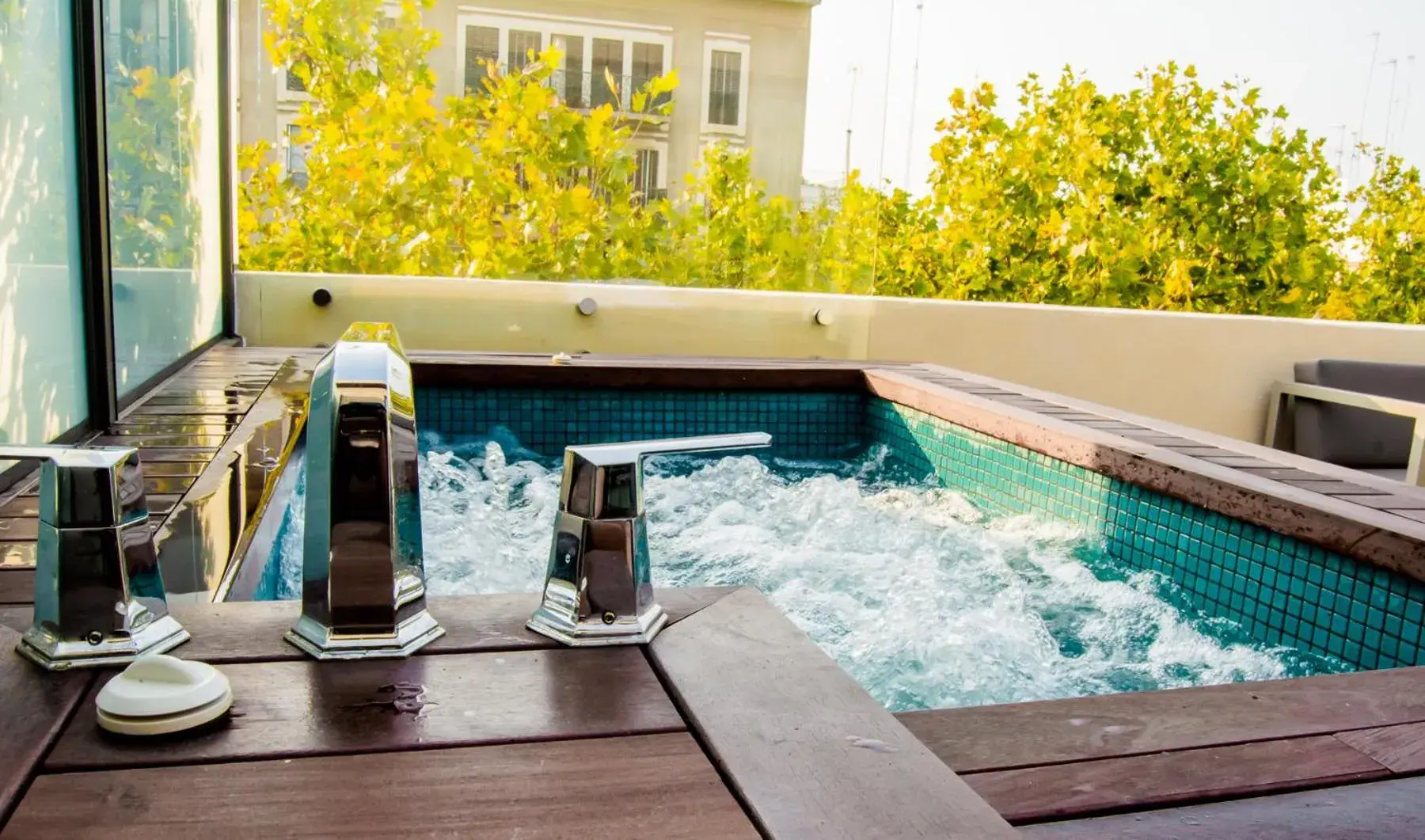 Hot Tub, Swimming Pool in Hotel Lobby Room Sevilla