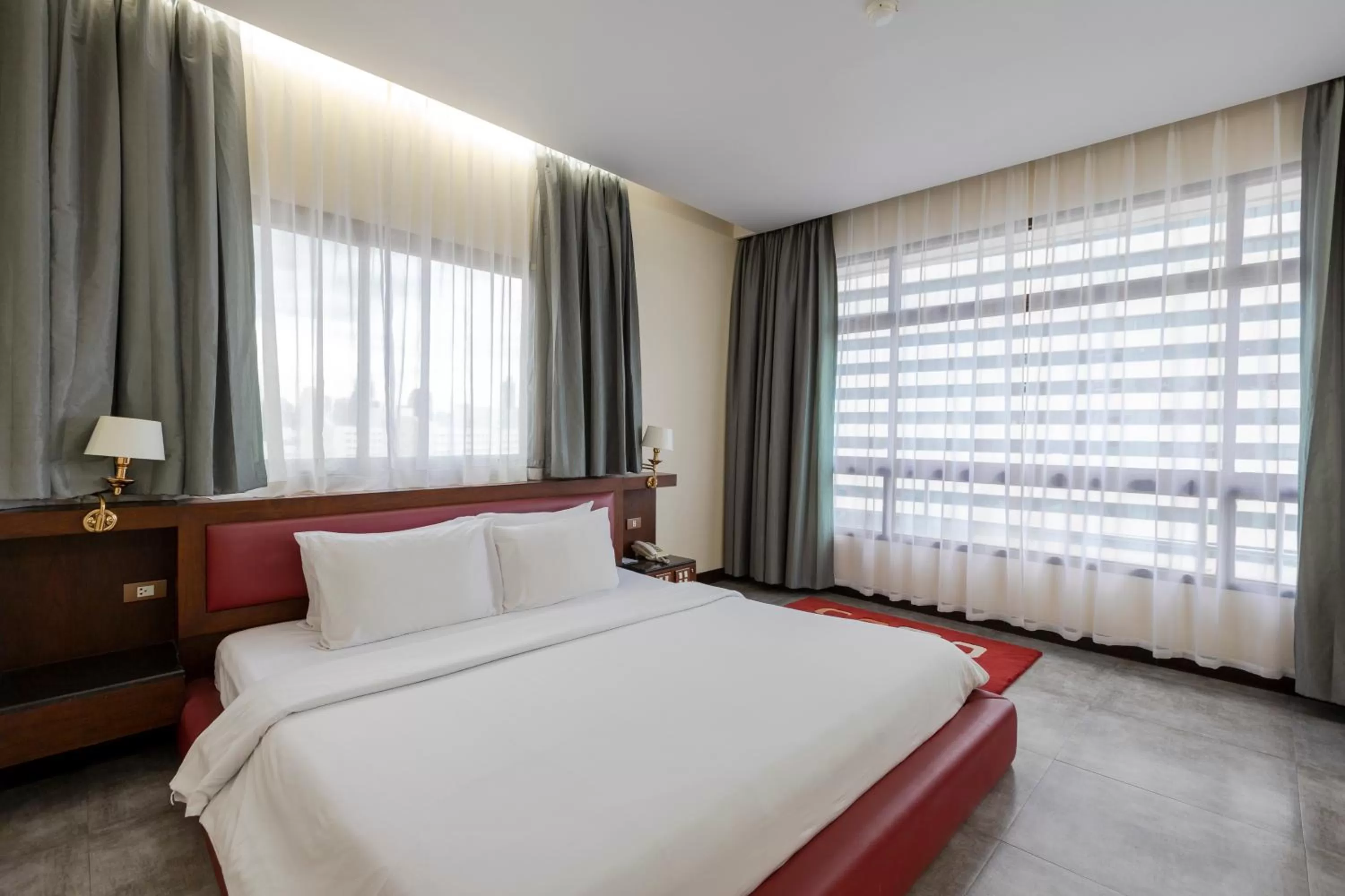 Bed in Pinnacle Lumpinee Park Hotel