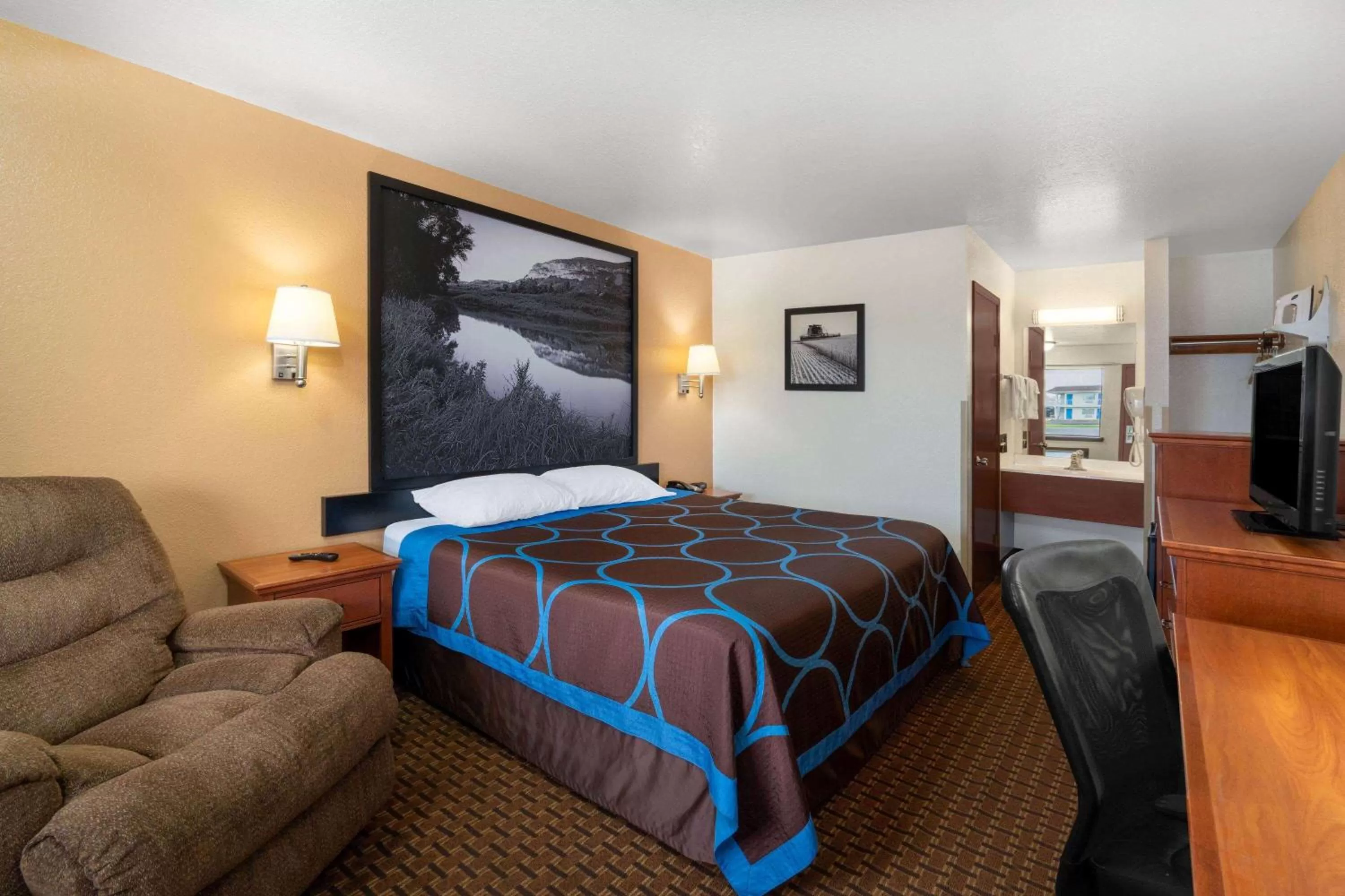 Photo of the whole room, Bed in Super 8 by Wyndham Goodland