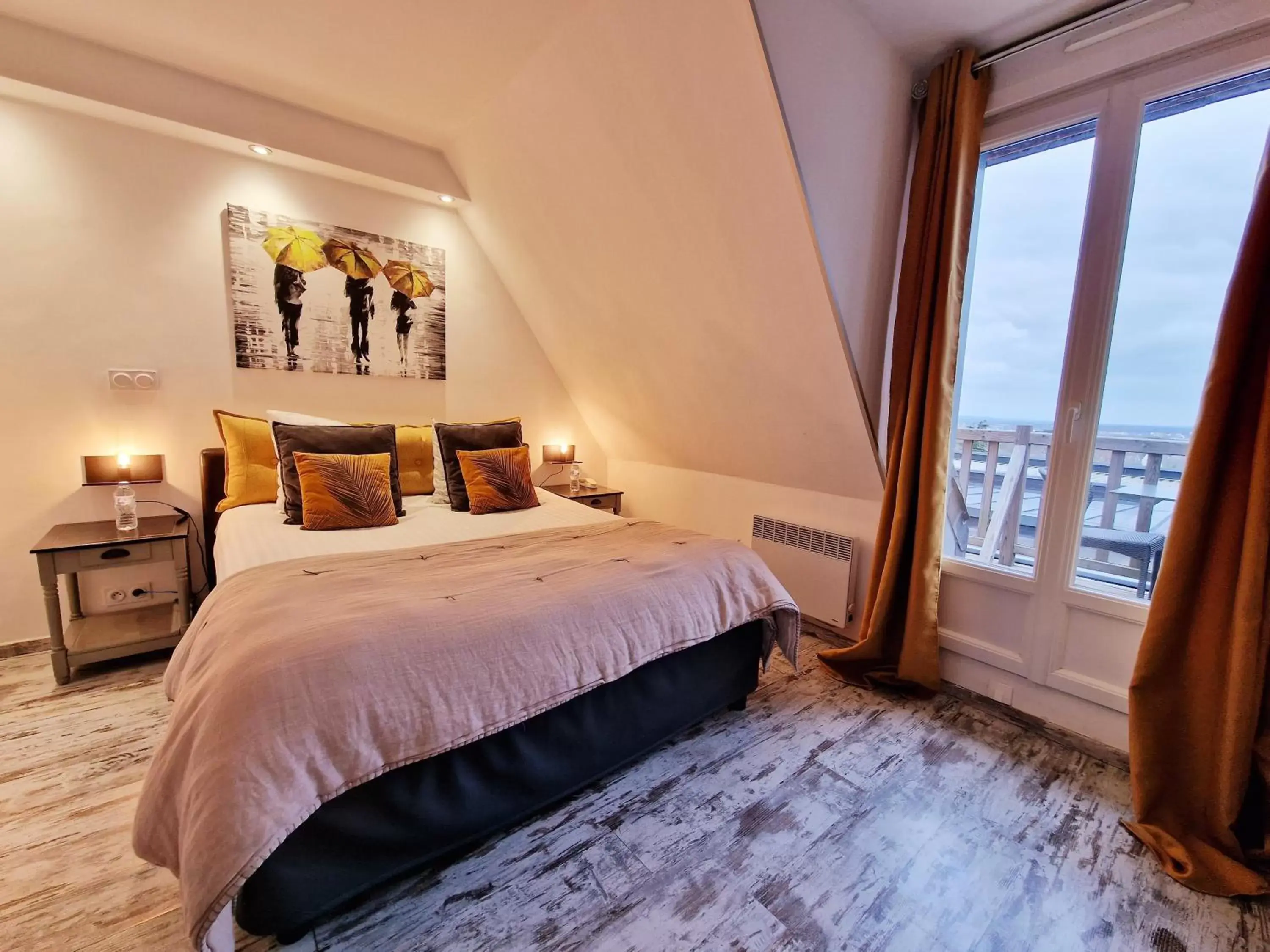 Photo of the whole room, Bed in Les Terrasses de Saumur - Hôtel & Appartements - Restaurant & Spa (Logis)