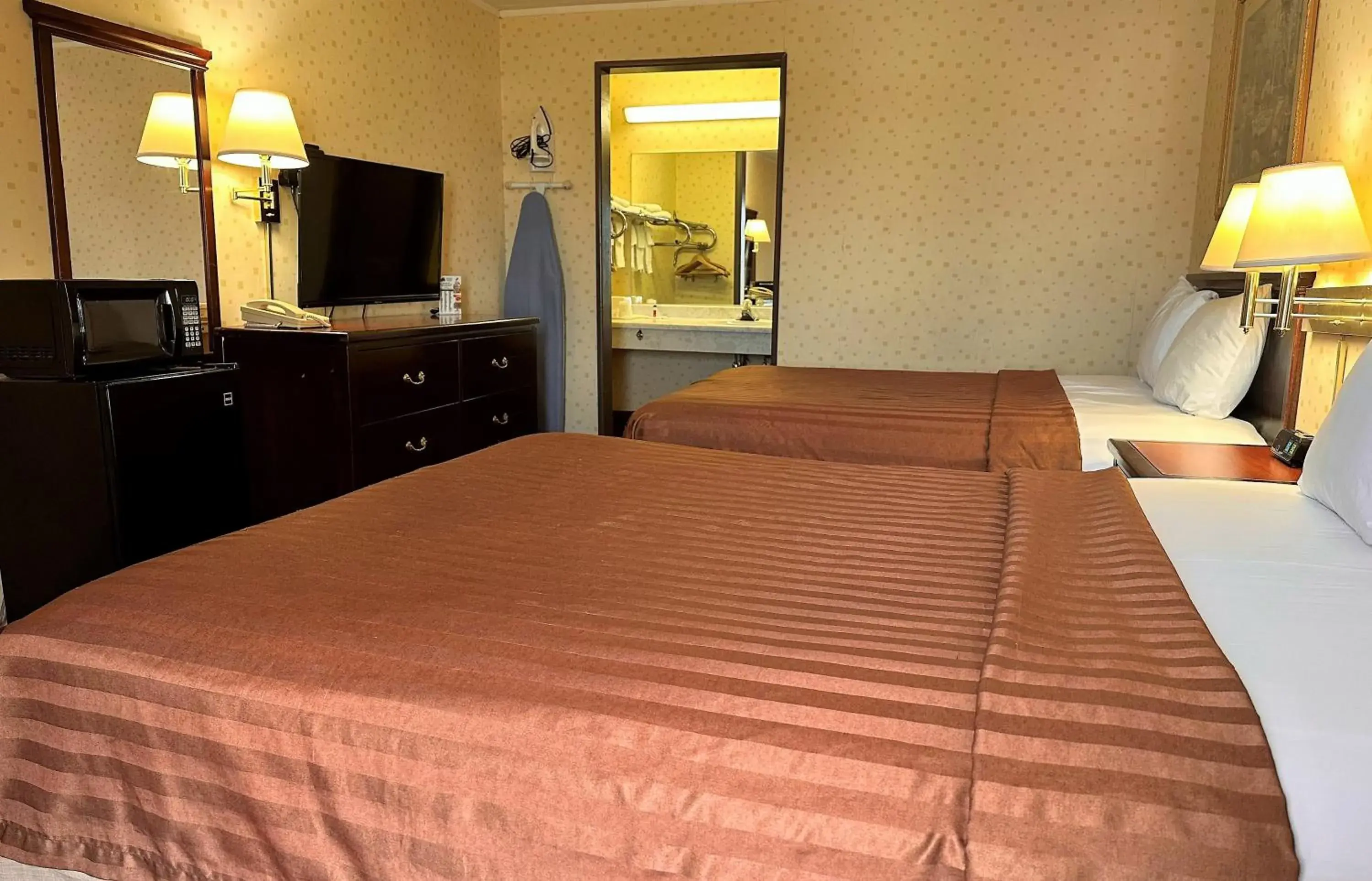 Guests, Bed in Travelodge by Wyndham Seymour