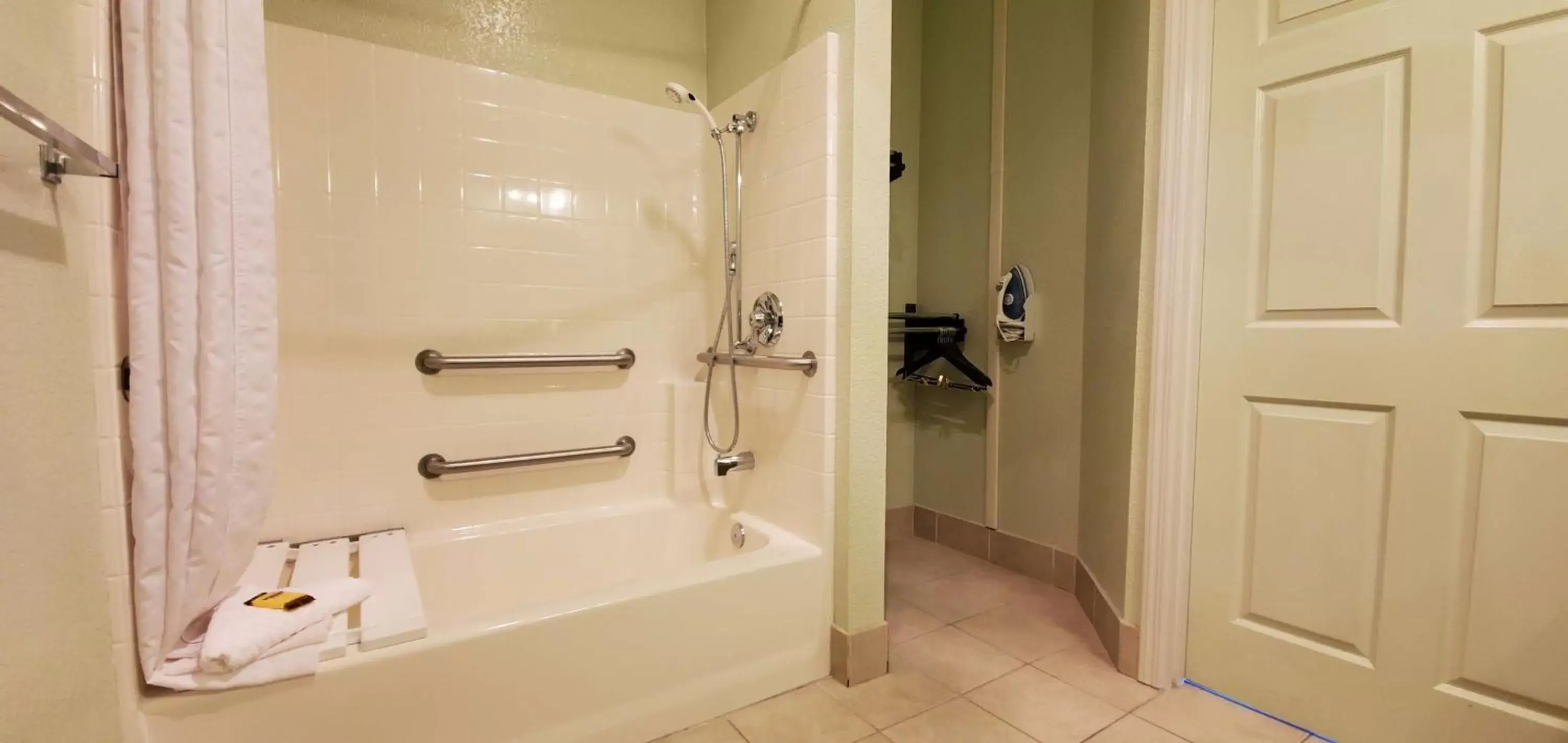 Photo of the whole room, Bathroom in Best Western Plus Bayshore Inn