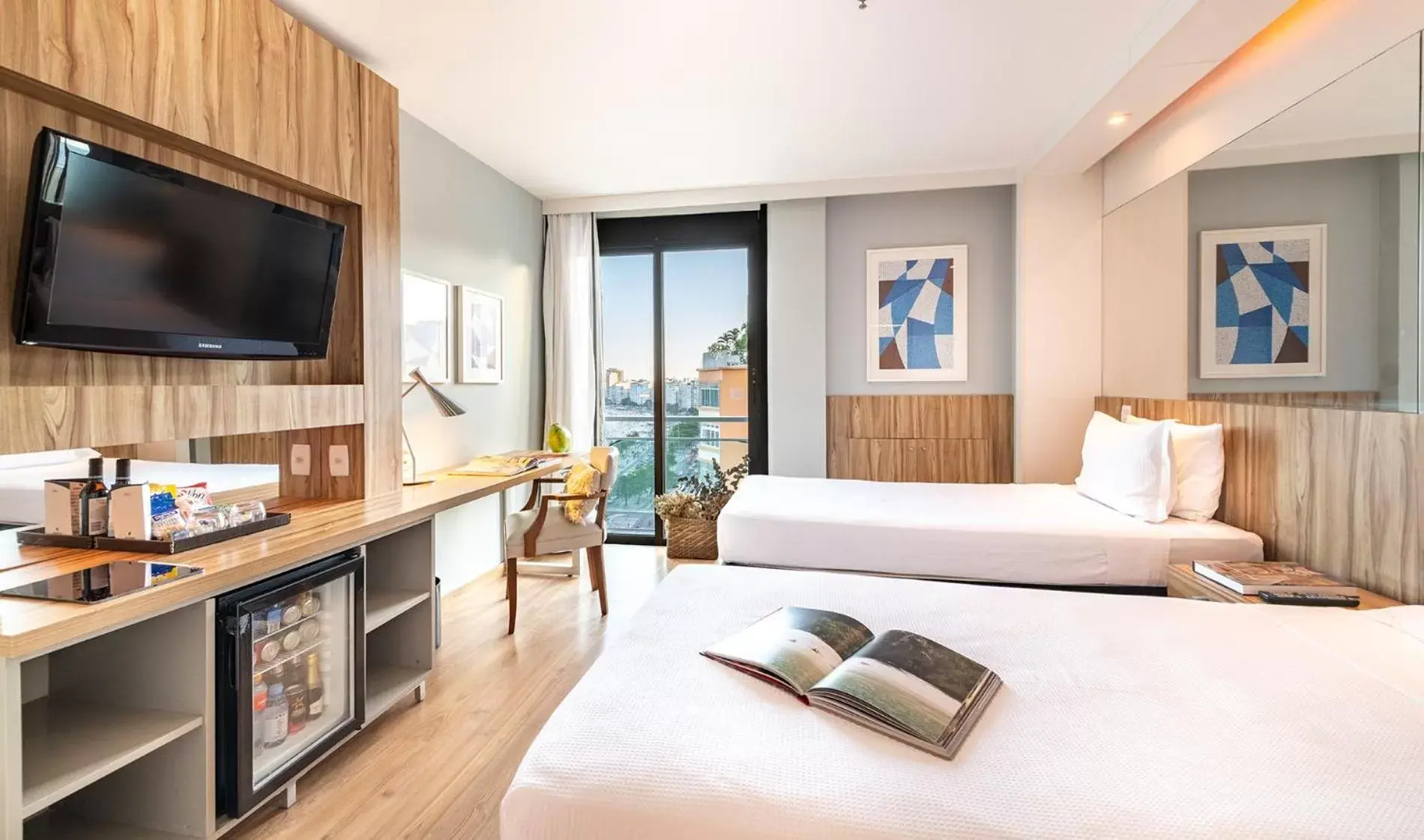 Bed, TV/Entertainment Center in Pestana Rio Atlantica