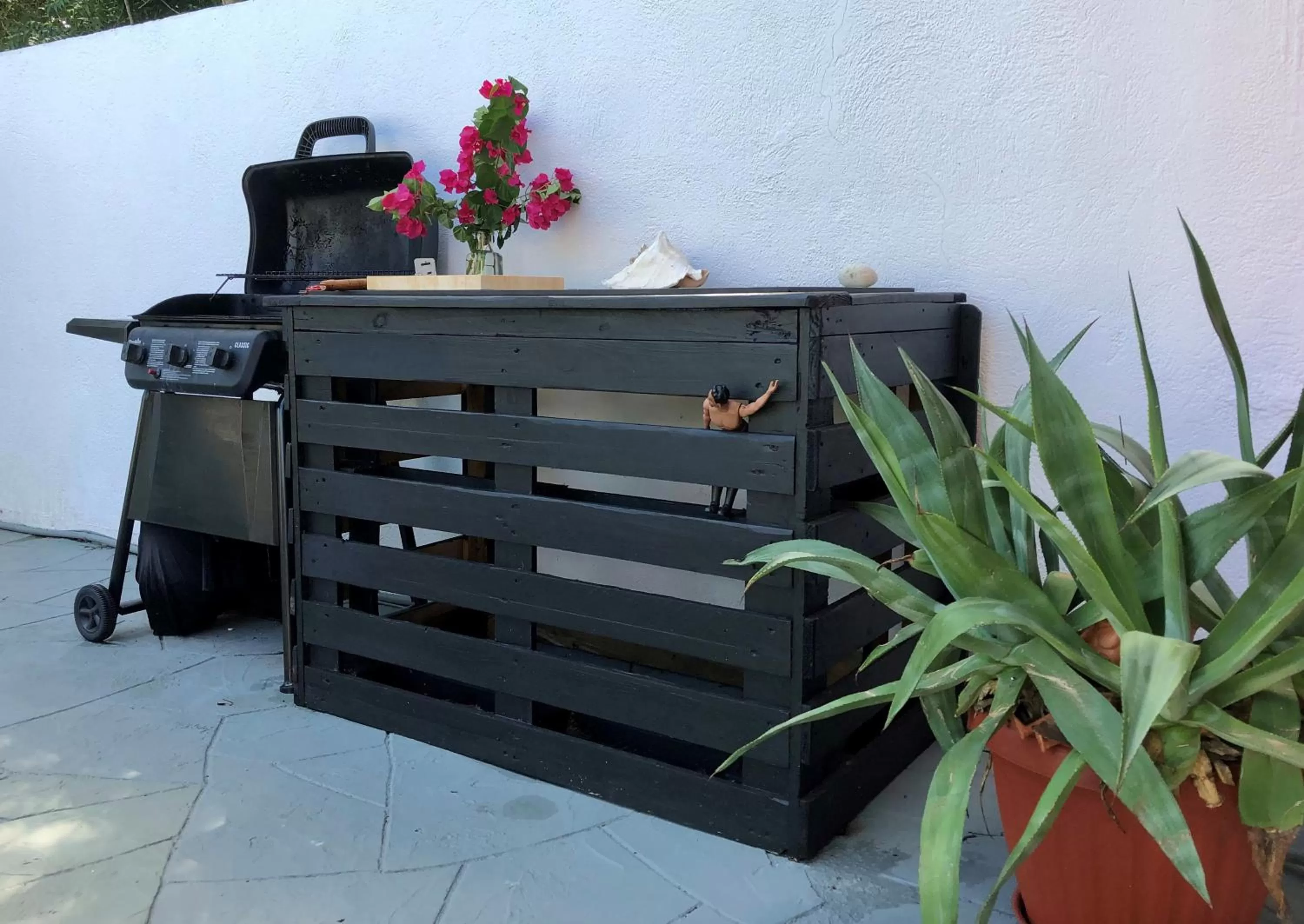 BBQ facilities in THUISHAVEN boutique mini-resort - fantastic garden and large pool - adults only