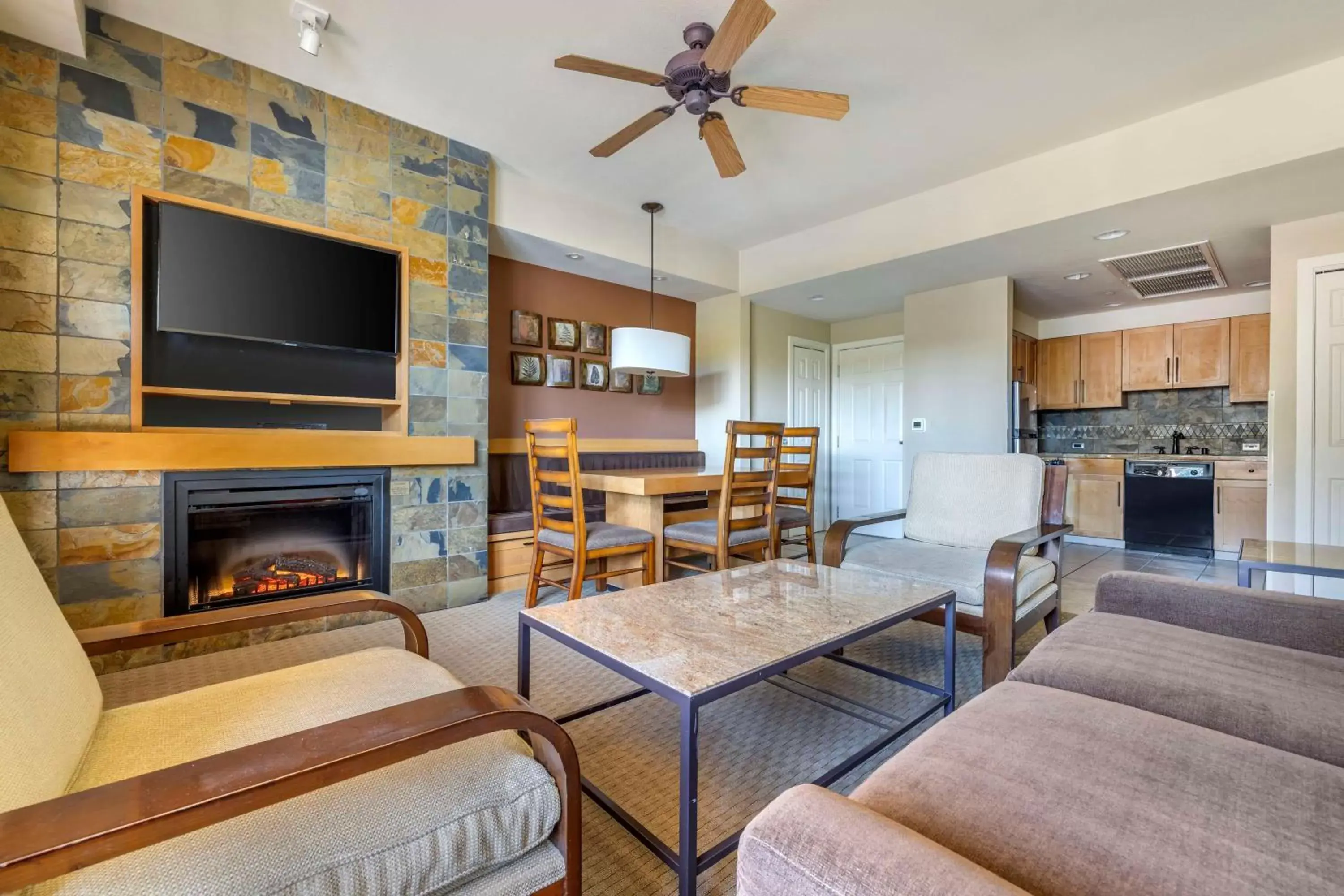 Kitchen or kitchenette, Seating Area in Hilton Vacation Club Lake Tahoe Resort