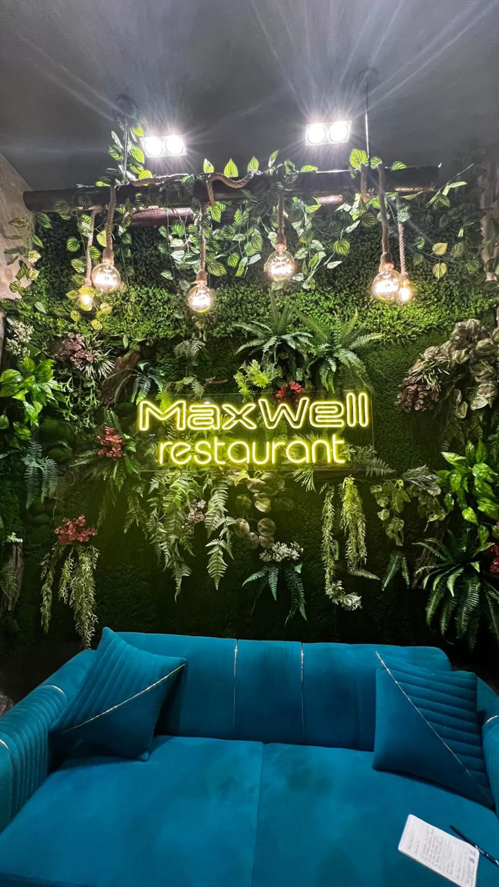 Restaurant/places to eat in MaxWell Hotel & SPA