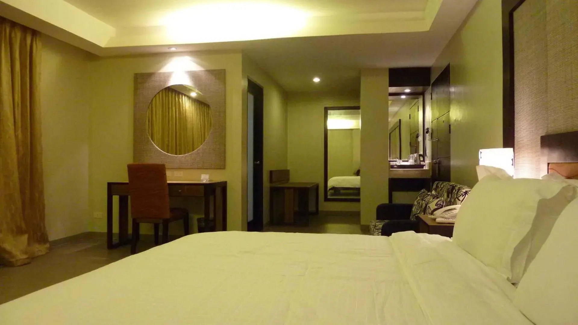 Photo of the whole room, Bed in Circle Inn - Iloilo City Center