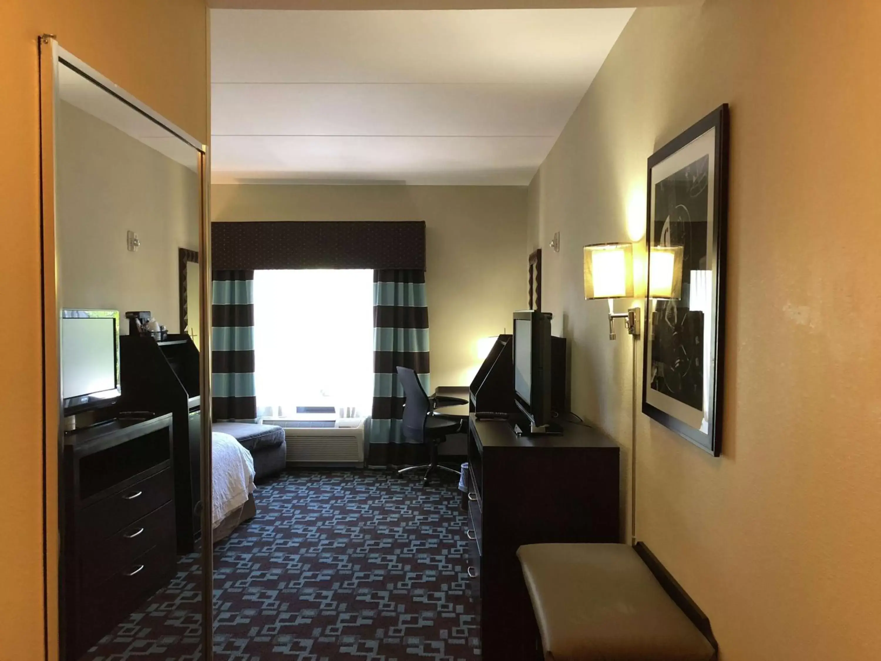 Bedroom, TV/Entertainment Center in Hampton Inn & Suites Nashville at Opryland