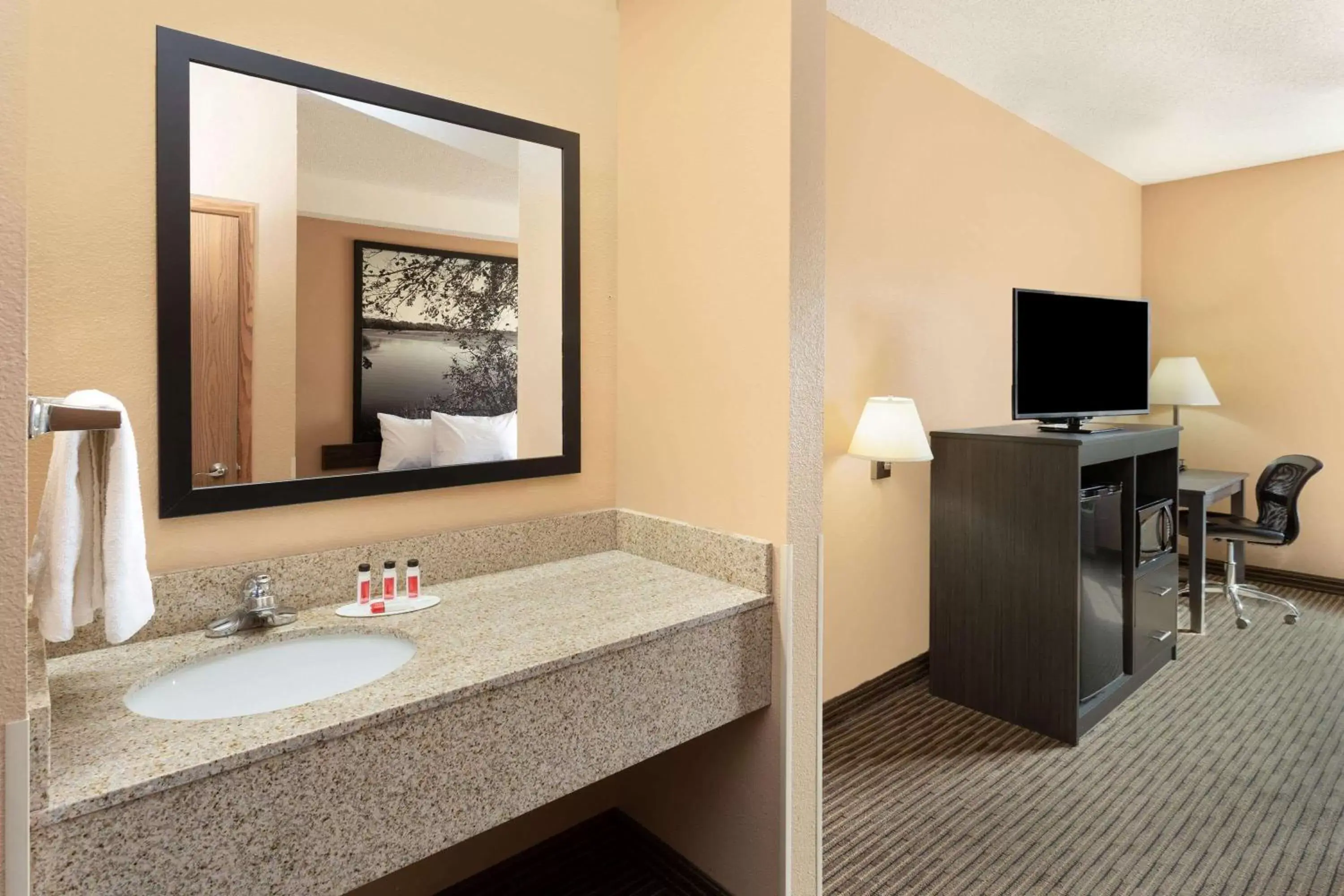 Photo of the whole room, Bathroom in Super 8 by Wyndham Fort Dodge IA