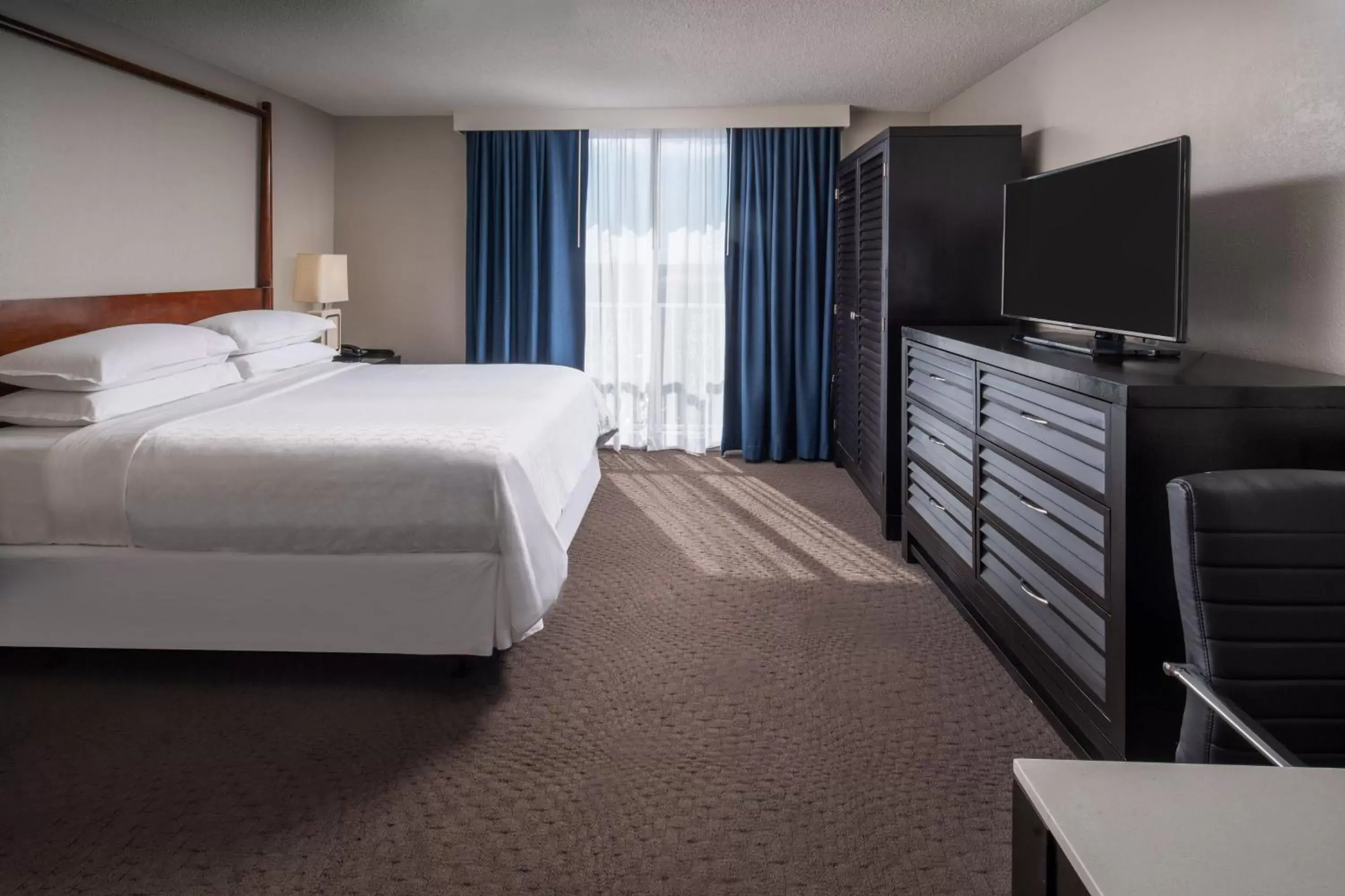 Photo of the whole room, Bed in Sheraton Suites Fort Lauderdale at Cypress Creek