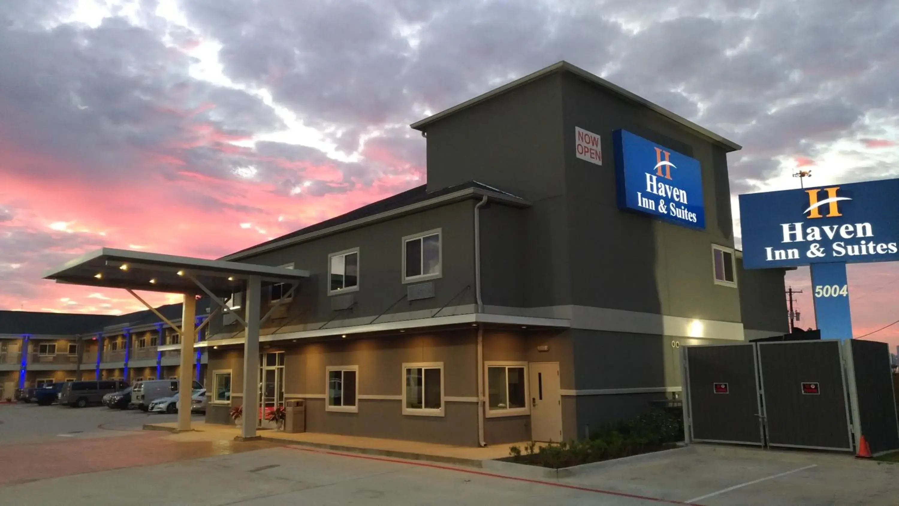 Property building in Haven Inn & Suites Downtown Houston. Property building in Haven Inn & Suites Downtown Houston.