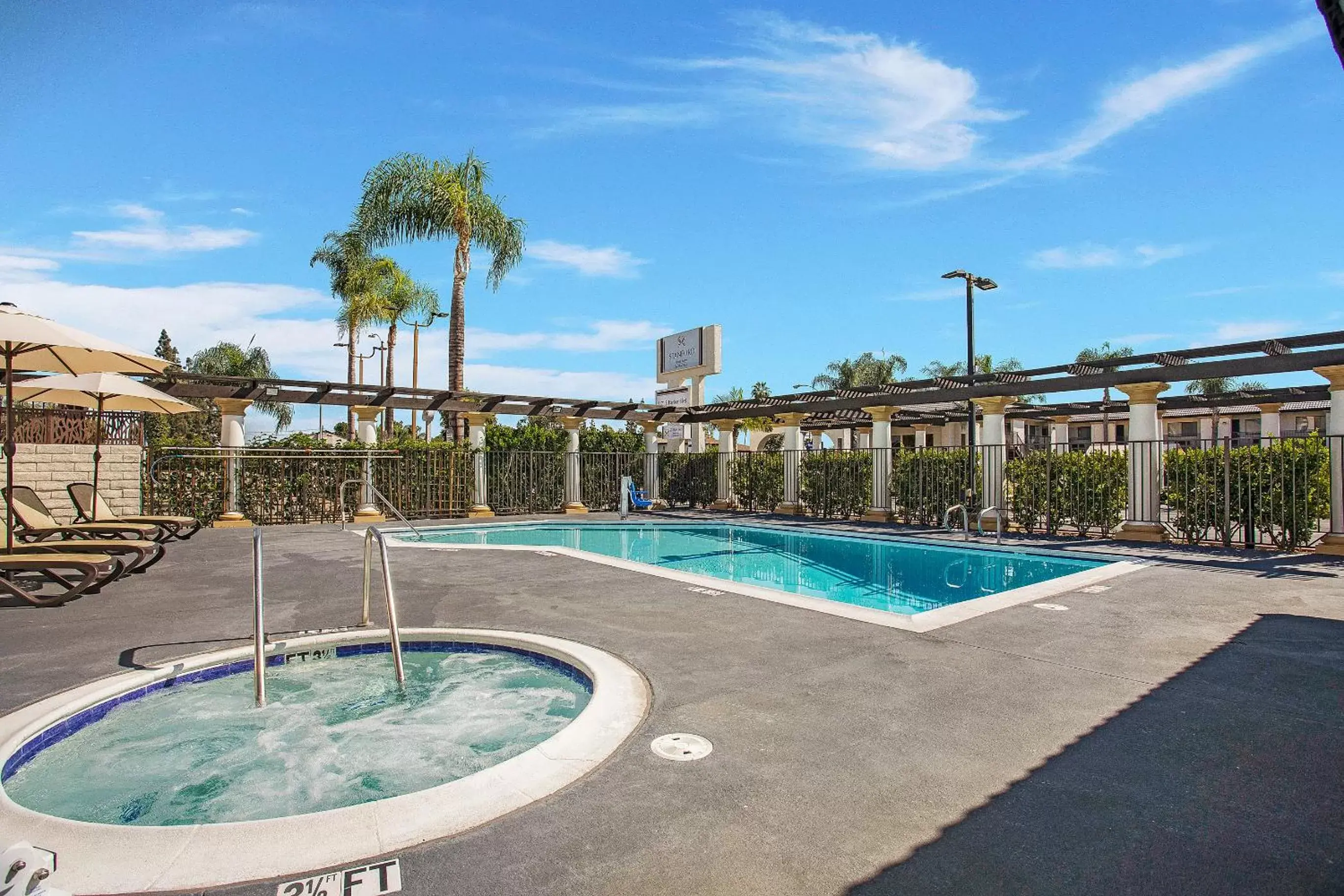 Swimming Pool in Stanford Inn & Suites Anaheim