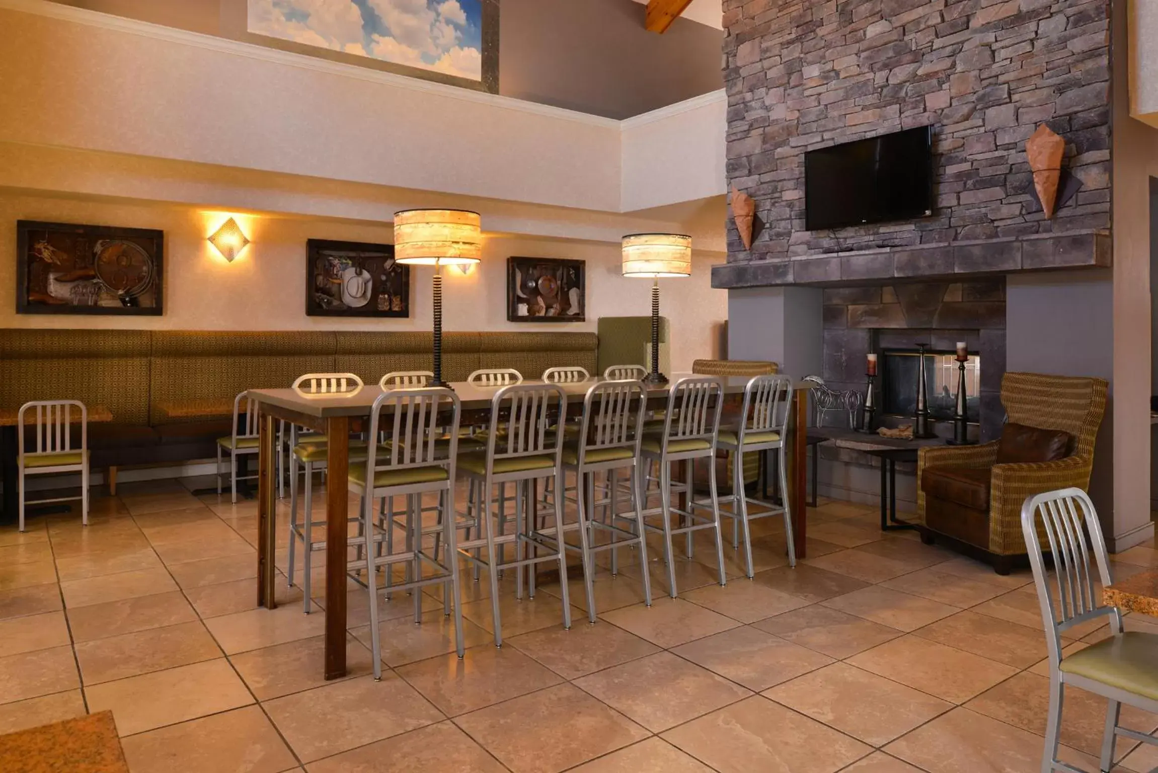 Communal lounge/ TV room, Lounge/Bar in SureStay Plus Hotel by Best Western Tempe University