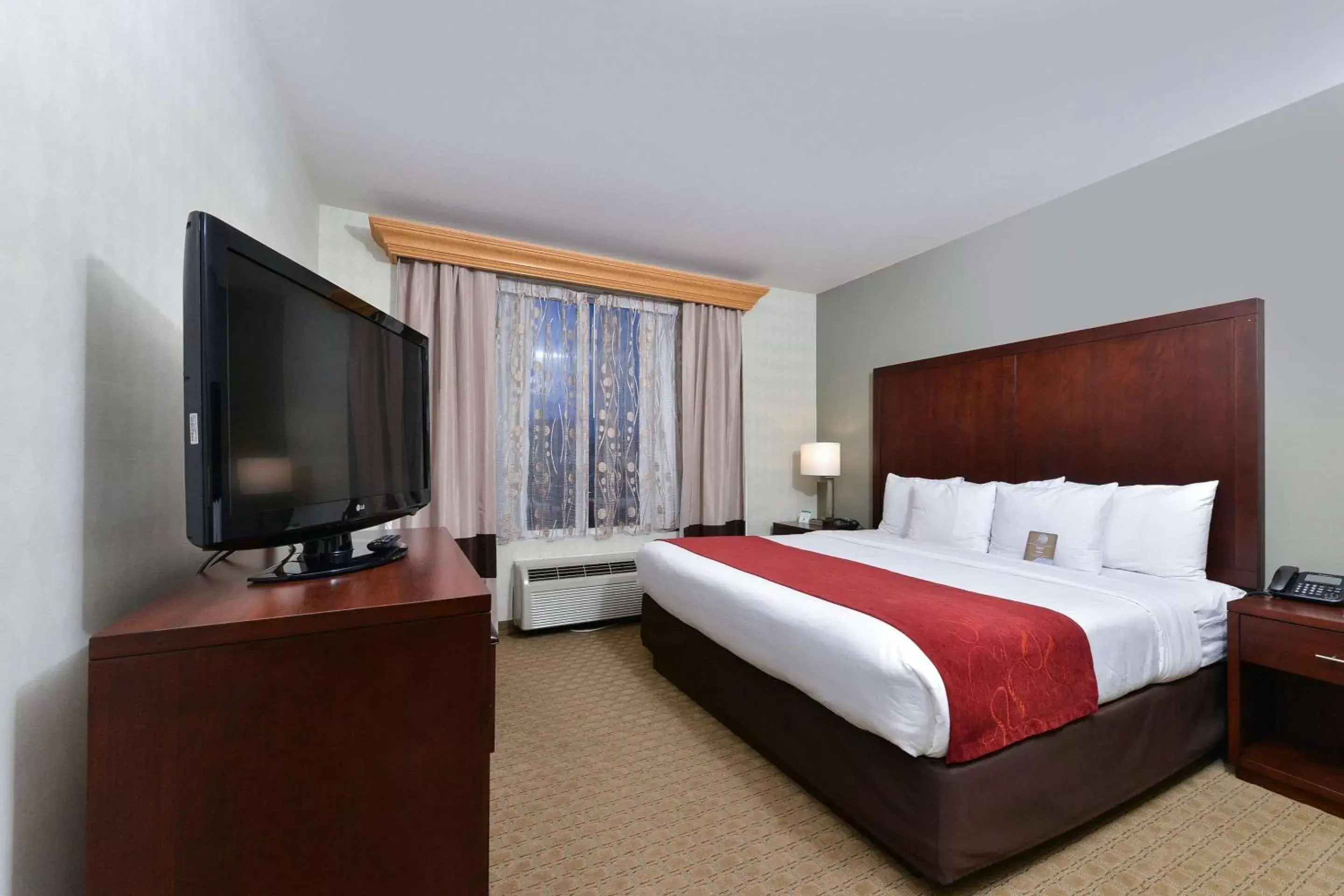 Photo of the whole room, Bed in Comfort Suites Airport Tukwila Seattle